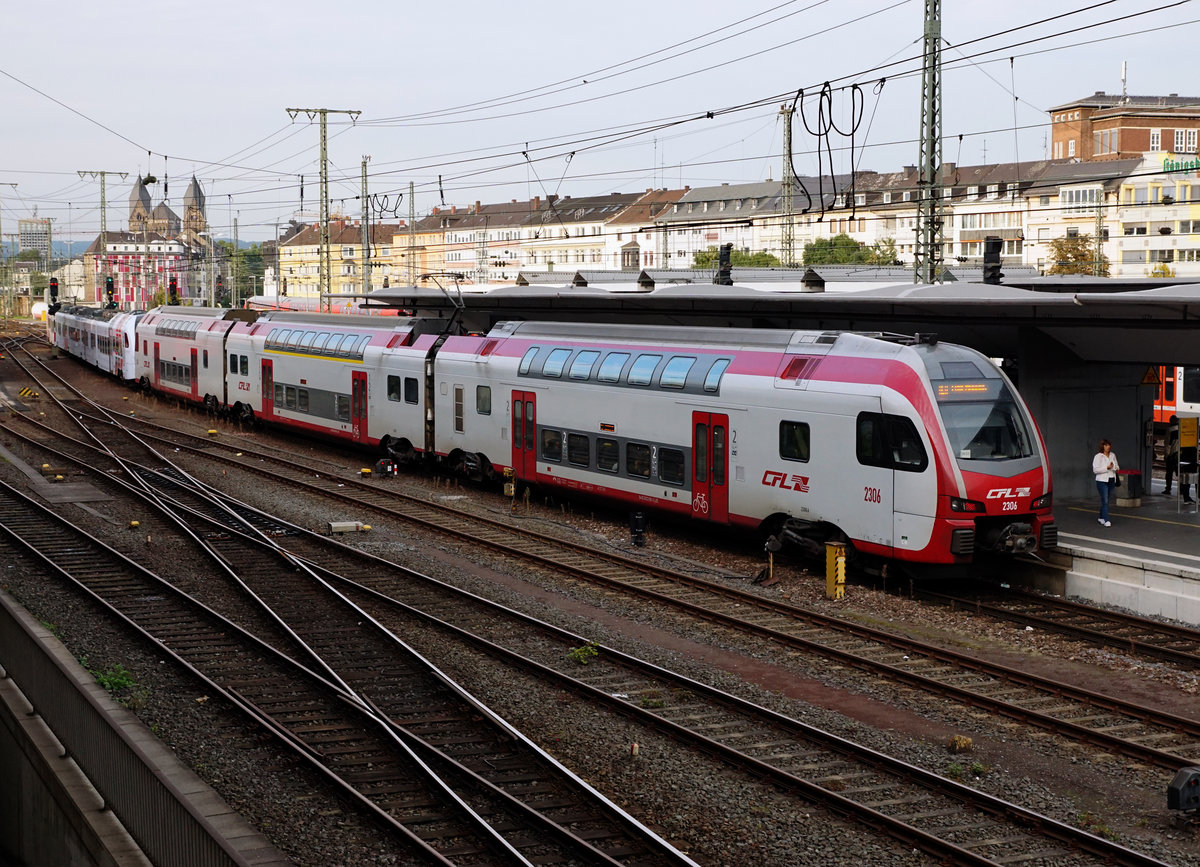 DB/CFL: BAHNALLTAG.
Koblenz Hbf vom 22. September 2017.

RE 1 nach Trier (gemischter Zug..
RE 4124 nach Saarbrücken Hbf (vorderer Teil des Zuges).
RE 5124 nach Luxembourg (hinterer Teil des Zuges).
Mit Abfahrt Koblenz Hbf 18:06 erreichte der hintere Zugsteil Luxembourg um 20:29h.

Foto: Walter Ruetsch 