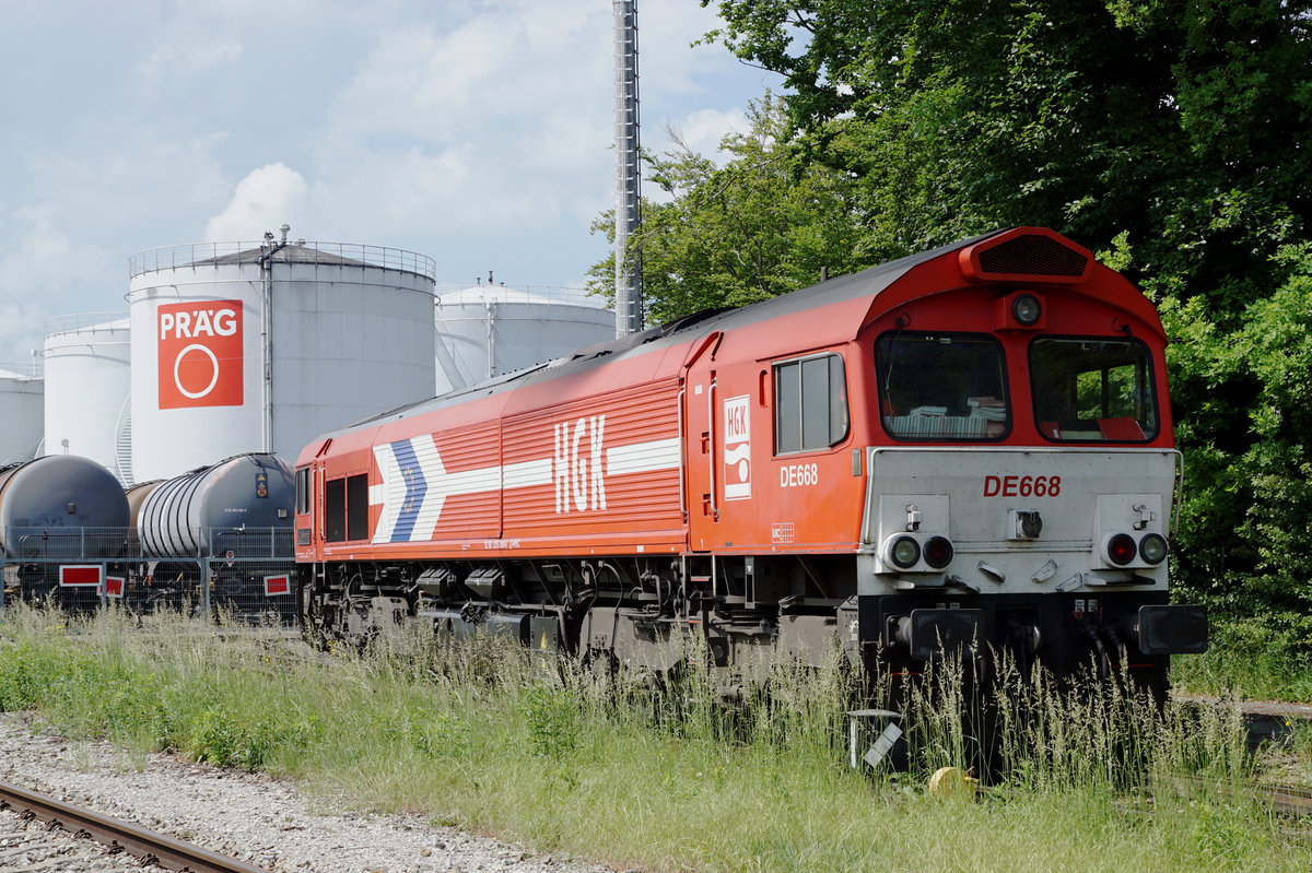 DB/HGK: DE668 der HGK/RHC vor der Kulisse des Tanklagers in Kempten am 2. Juni 2017.
Foto: Walter Ruetsch 