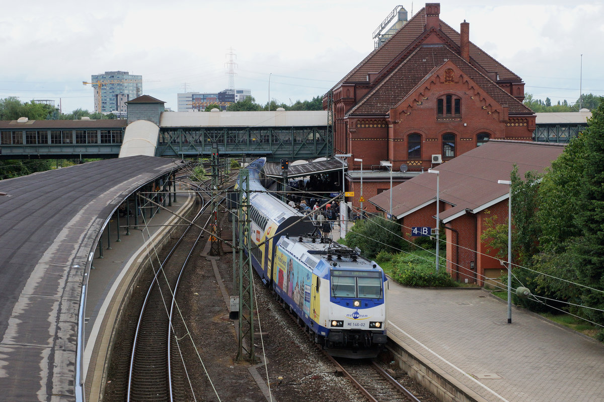 DB/metronom: ME 146-02 mit RB 31 nach L�neburg in Hamburg-Harburg am 9. August 2016.
Foto: Walter Ruetsch
