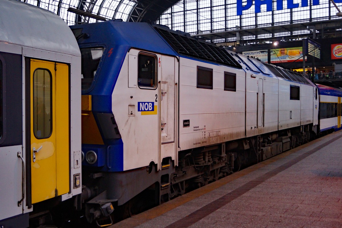 DB/NOB: Verst�rkter Zug bei einem Zwischenhalt im Hauptbahnhof Hamburg am 17. Oktober 2015. Die Mak DE 2700.07 wurde zwischen der Stammkomposition und den ehemaligen Flex-Abteilwagen, die nur noch zu Verst�rkungszwecken eingesetzt werden, eingereiht.
Foto: Walter Ruetsch