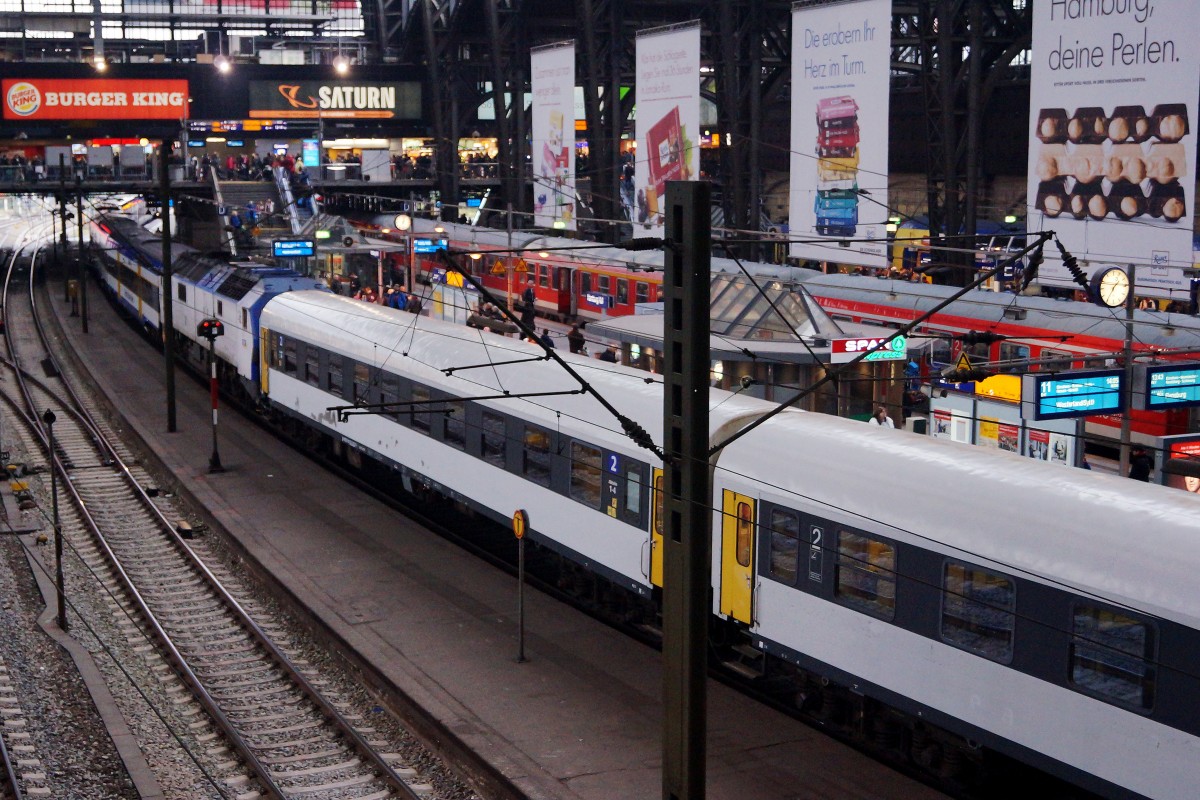 DB/NOB: Verstärkter Zug bei einem Zwischenhalt im Hauptbahnhof Hamburg am 17. Oktober 2015. Die Mak DE 2700.07 wurde zwischen der Stammkomposition und den ehemaligen Flex-Abteilwagen, die nur noch zu Verstärkungszwecken eingesetzt werden, eingereiht.
Foto: Walter Ruetsch