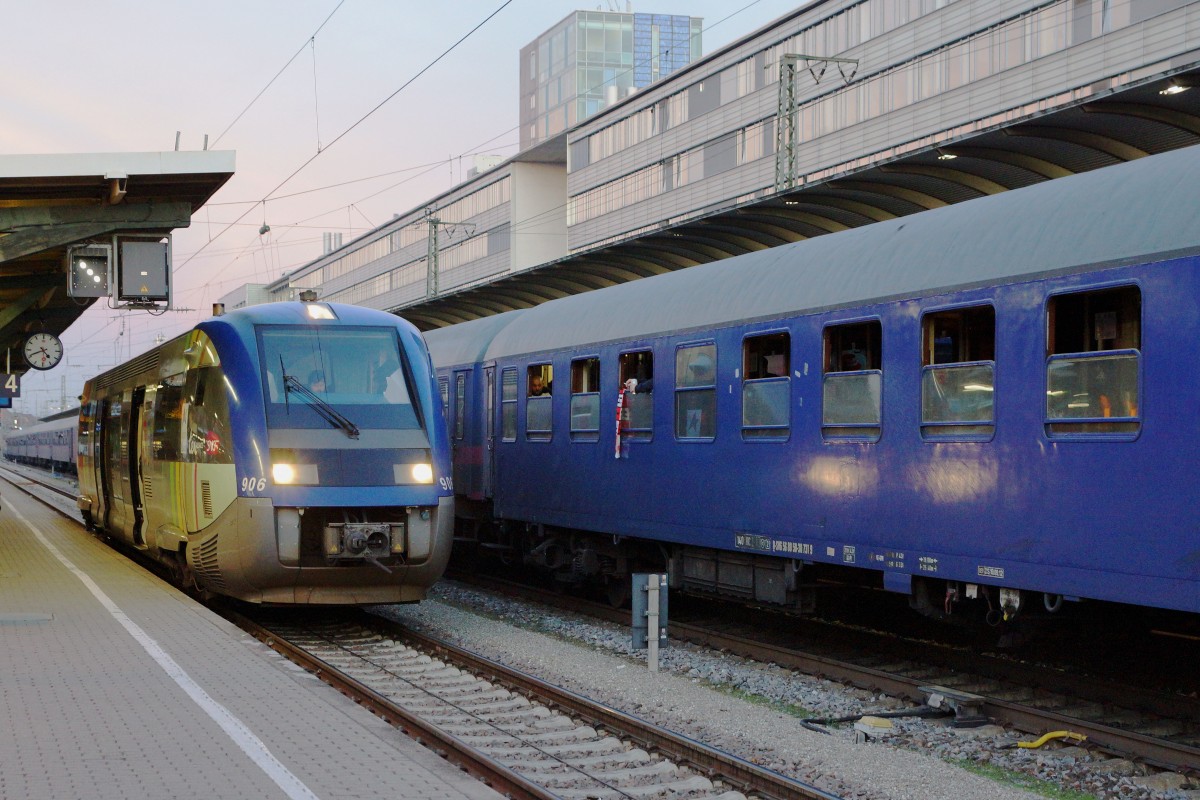 DB/SNCF: IRE Müllheim - Neuenburg - Mulhouse-Ville in der Abenddämmerung bei der Ausfahrt Freiburg im Breisgau am 5. Dezember 2015 mit dem Dieseltriebzug 906.
Foto: Walter Ruetsch