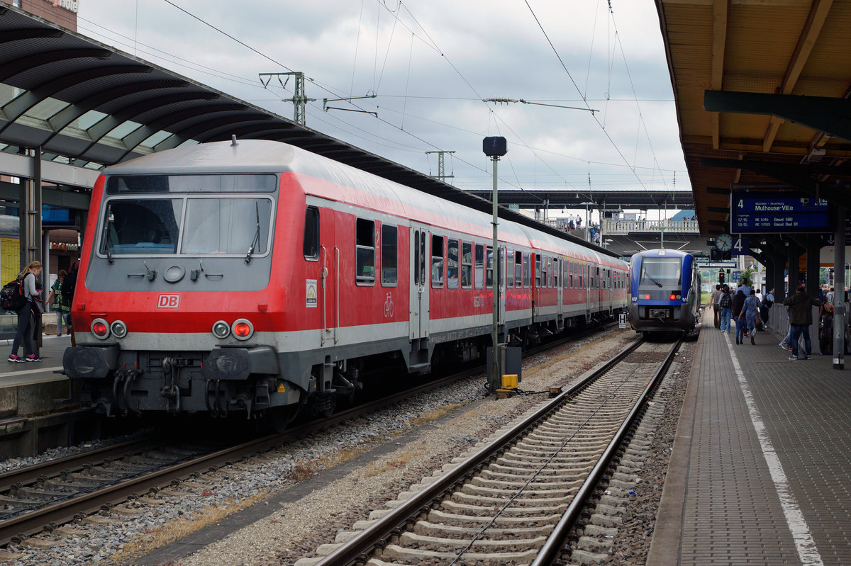 DB/SNCF: Züge nach Mulhouse Ville und Basel Badischer Bahnhof bei ihrem Zwischenhalt in Freiburg im Breisgau am 21. Juni 2016.
Foto: Walter Ruetsch