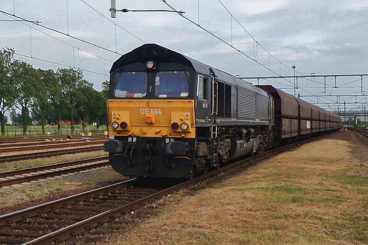 DE 684 von HGK/RheinCargo zieht ein Kohlezug durch Lage Zwaluwe am 9 Juli 2016. Innerhalb ein Jahr wirden dieser Kohlezüge mit CLass 66 in die Vergangenheit geschickt.