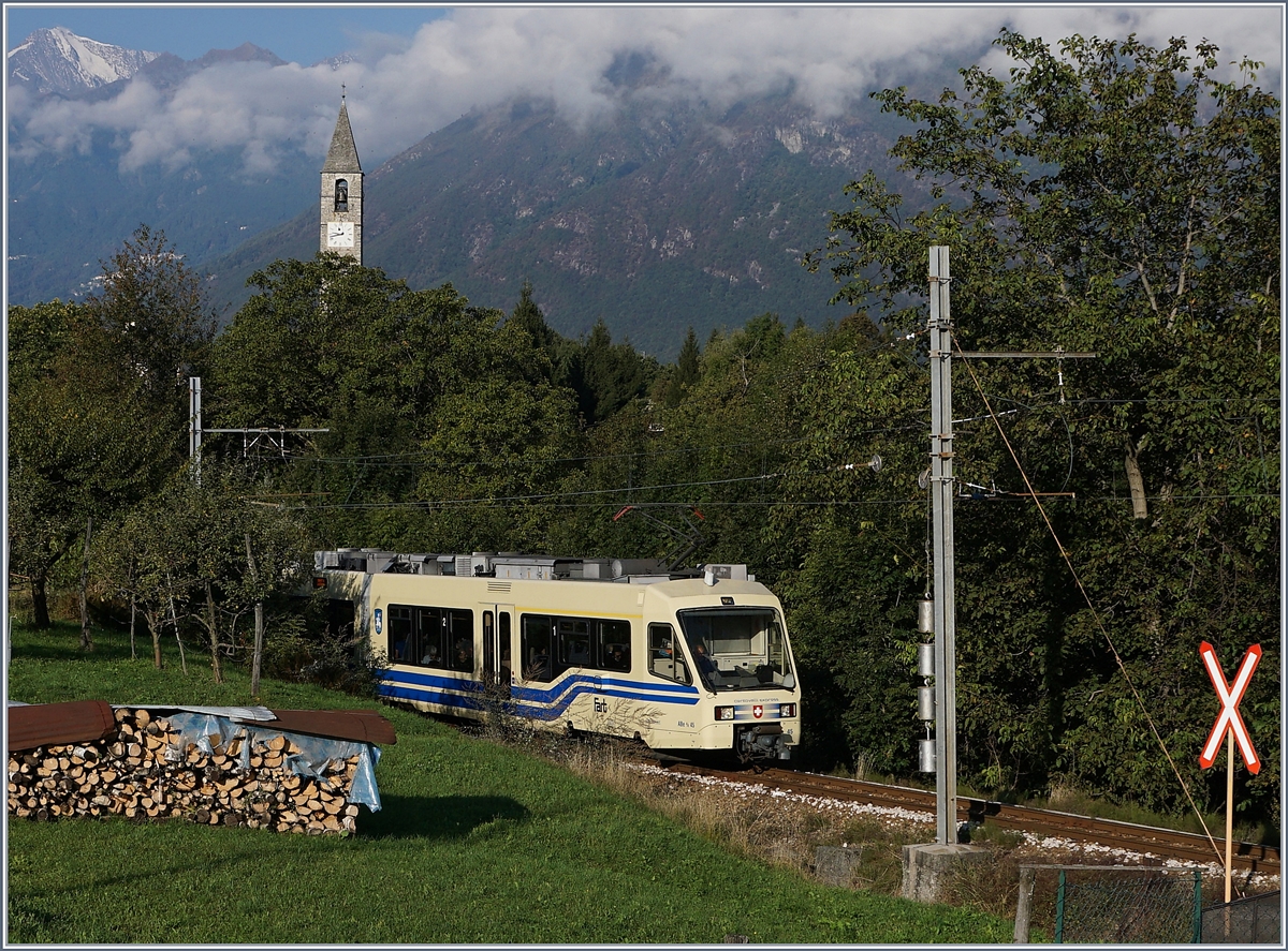 De Centovalli-Express CEX D43 verlässt Trontano Richtung Locarno.
7. Okt. 2016