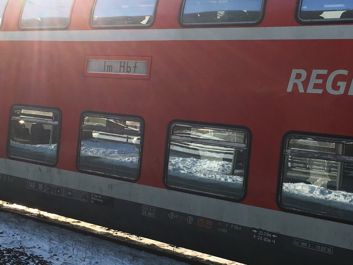 Defekte Zielanzeige eines Dosto´s am 23.01.17 in Geislingen an der Steige.

Statt wie die anderen paar Dosto Wagen wo nach Ulm Hbf fahren wollten wollte dieser nur nach Im Hbf