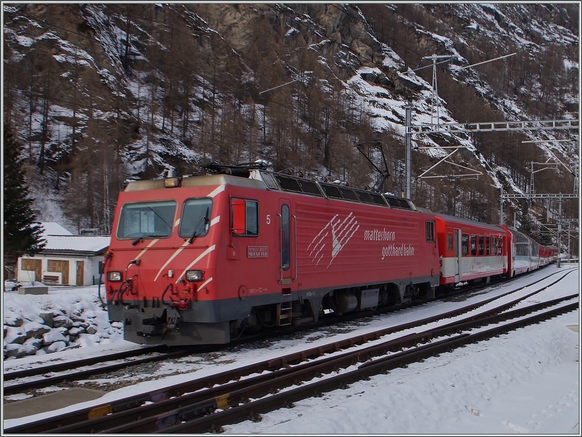 Dei MGB HGe 4/4 N° 5 verlässt mit einem Regionalzug Täsch in Richtung Zermatt. 
28. Jan. 2015