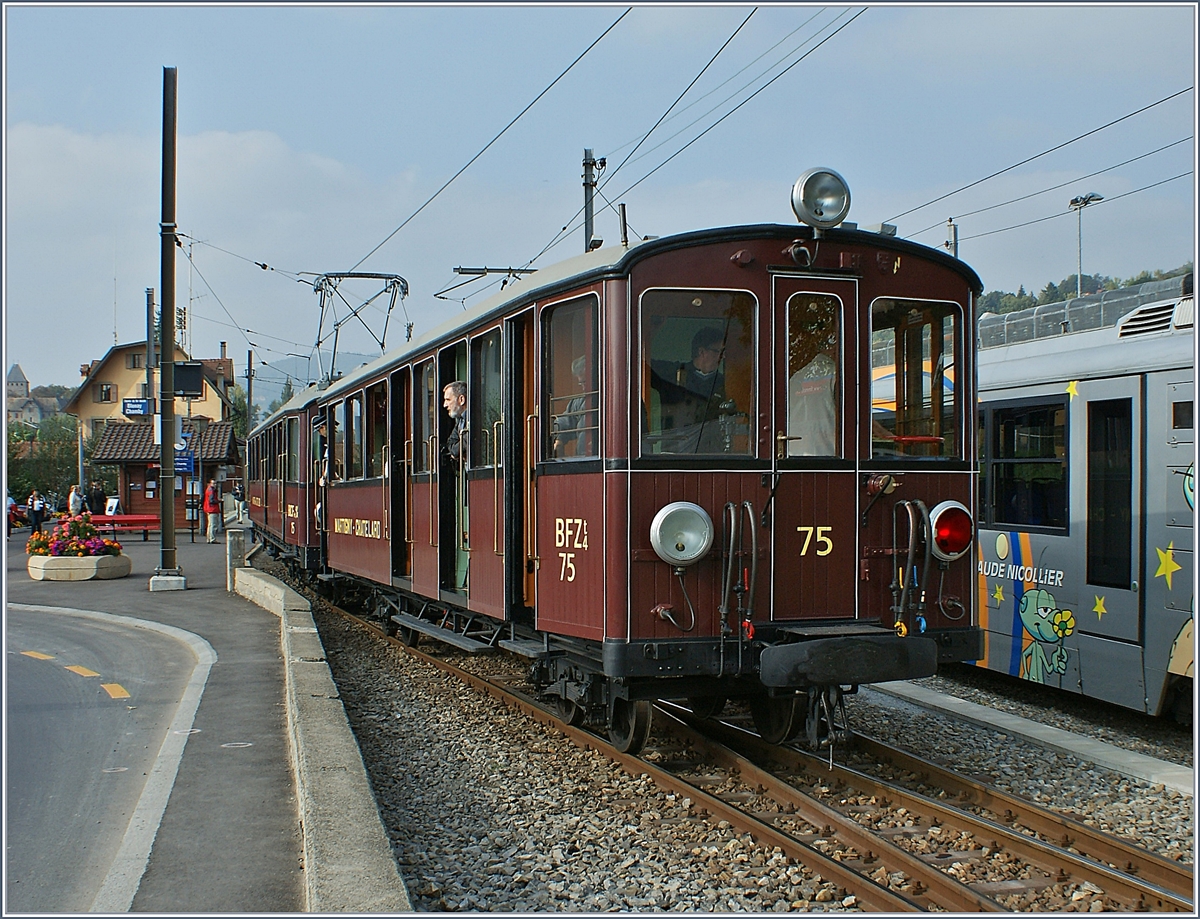 Den schieben Triebwagen vom Steuerwagen aus zu bedienen, bei der Ablieferung im Jahre 1909 des historische Martigny - Chatelard (MC) BCFe 4/4 N� 15 mit dem BFZt4 75 eine ganz besondere Innovation. Das Bild zeigt den Abfahrbereiten Gastzug des Blonay - Chamby Themenveranstaltung  Le Valais en f�te sur la BC  in Blonay. 
26. Sept. 2009