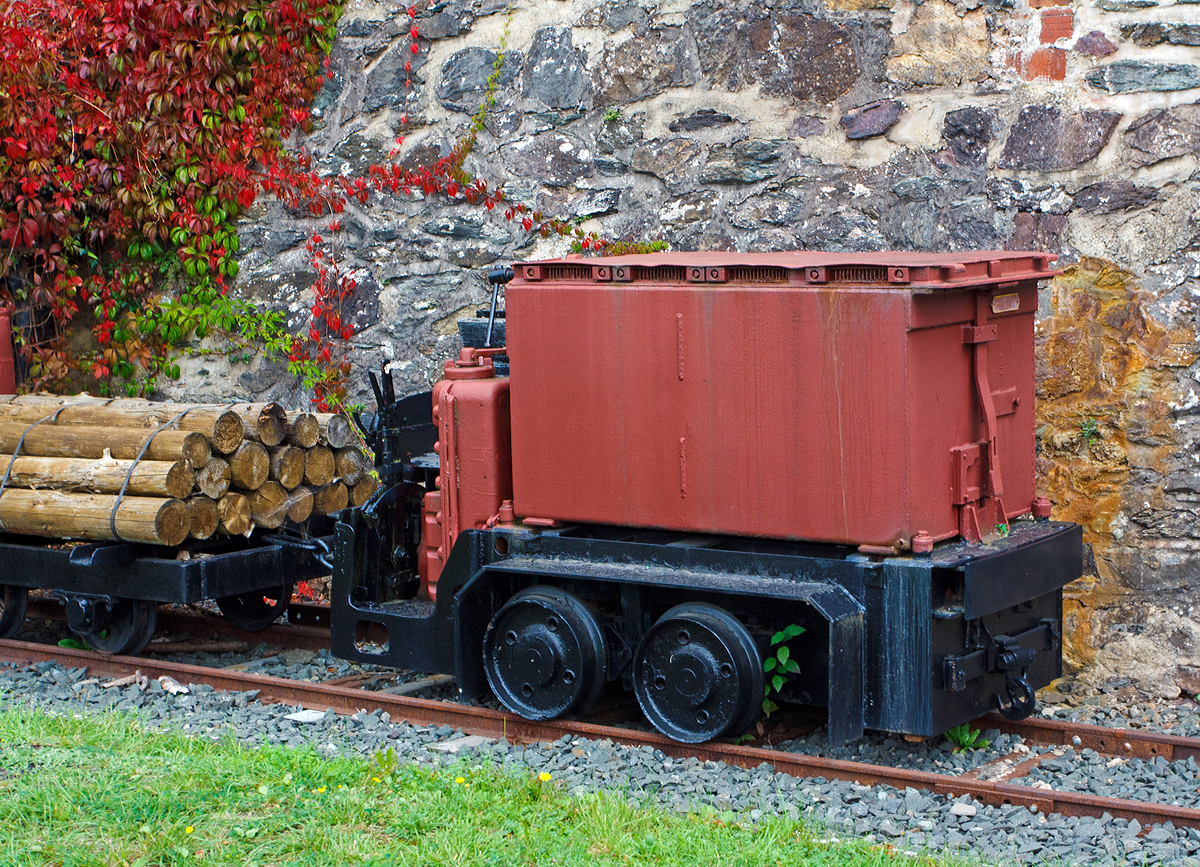 
Denkmal Grubenlok, die 900 mm Bartz-Akkulok, am 20.09.2014 in Weilburg-Ahausen, mit angehängten Loren.
In der Nähe der Lahnbrücke ist die ehem. Verladestelle der ehemalige Erzgrube  Allerheiligen  als schönes Industriedenkmal erhalten worden und diese sowie eine weitere Denkmallok wurden davor platziert. 

Die Akku-Lok wurde 1953 von Heinrich Bartz in Dortmund-Körne (später zu Gewerkschaft Schalker Eisenhütte) Gruben unter der Fabriknummer 1048 gebaut und die Zeche Adolf von Hansemann in Dortmund-Mengede geliefert, später ging sie an die Kali + Salz AG, Werk Neuhof-Ellers  1048 . Im Jahr 1985 kam sie zum Bergbaumuseum Weilburg bis sie 2006 hier als Denkmallok aufgestellt wurde.

Technische Daten:
Bauart: B – akku
Spurweite: 900 mm
