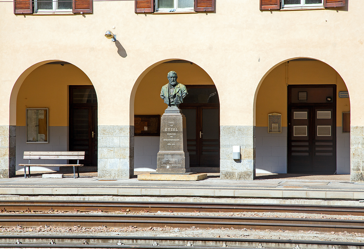Denkmal/Bronzebüste von Carl von Etzel am Bahnhof Brenner (Stazione di Brennero) am 26.03.2022. 

Carl von Etzel, geb. 6. Januar 1812 in Stuttgart (Königreich Württemberg), gestorben auf einer Reich am 2. Mai 1865 in Kemmelbach bei Ybbs (Kaisertum Österreich), war ein deutscher Eisenbahningenieur und Architekt. Er schuf zahlreiche bekannte Eisenbahnstrecken, Brücken und Viadukte, darunter den Bietigheimer Eisenbahnviadukt. Sein berühmtestes und größtes Werk schuf er in Österreich, mit Brennerbahn (1864–1867), deren Vollendung er jedoch nicht mehr erlebte.

In seinem Leben hatte Etzel über 1.500 Kilometer Eisenbahnen selbständig gebaut und daneben größere und kleinere literarische Arbeiten verfasst.
