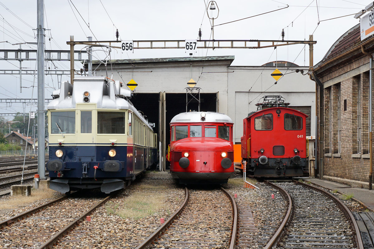 Denkmaltage 2018 – Eisenbahnerbe ohne Grenzen
vom 1. September 2018
BLAUER PFEIL TRIFFT ROTER PFEIL
Zusammentreffen von BCFe 4/6 736, BLS Historic mit RAe 2/4 1001, SBB Historic in Burgdorf.
Foto: Walter Ruetsch 
