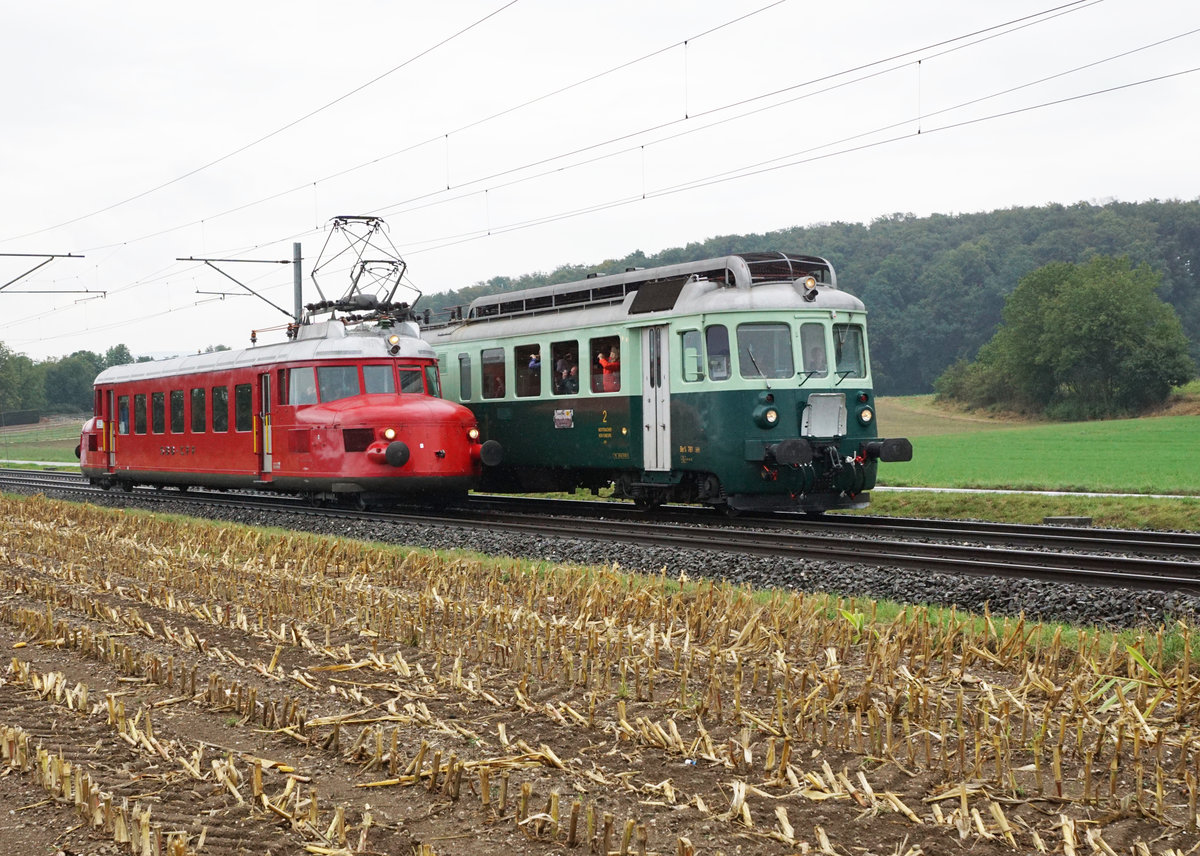 Denkmaltage 2018 – Eisenbahnerbe ohne Grenzen
vom 1. September 2018
BLAUER PFEIL TRIFFT ROTER PFEIL
Parallelfahrt zwischen Herzogenbuchsee und Riedtwil des  Wellensittich  Be 4/4 761 von BLS Historic und dem Roten Pfeil RAe 2/4 1001 von SBB Historic.
Die sehr seltene Aufnahme ist bei Bollodingen entstanden.
Foto: Walter Ruetsch
