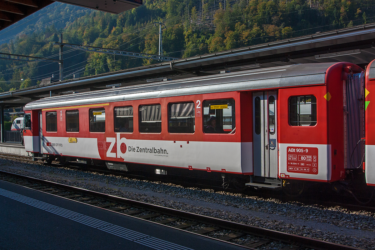 Der 1. / 2. Klasse Steuerwagen zb ABt 905-9 am 02.10.2011 im Zugverband eines IR in Interlaken Ost.

Der Steuerwagen gehört auch zu den von der SBB Brünigbahn  von 1966 bis 1971bei SIG beschaffen Brünig Typ III-Wagen (SIG EW I), später erfolgte ein Umbau zum heutigen Steuerwagen.

Da die Wagen für den Einsatz auf Zahnradbahnen konzipiert sind, wurde möglichst gewichtssparend gebaut. Es gibt (außer früher bei den Brünig AB) nur ein WC. Der Kasten ist aus Aluminium.

TECHNISCH DATEN:
Baujahre: 1966 bis1971
Spurweite: 1.000 mm
Länge über Puffer : 18.230 mm
Wagenkastenlänge: 17.300 mm
Drehzapfenabstand: 12.830 mm
Drehgestelle: SIG-66 mit Bremszahnrad
Eigengewicht: 14 t
Sitzplätze: 18 in der 1 Klasse und 31 in der 2. Klasse
Zul. Höchstgeschwindigkeit: 80 km/h
Zugelassen für Netz der: Brünig, BOB und LSE
