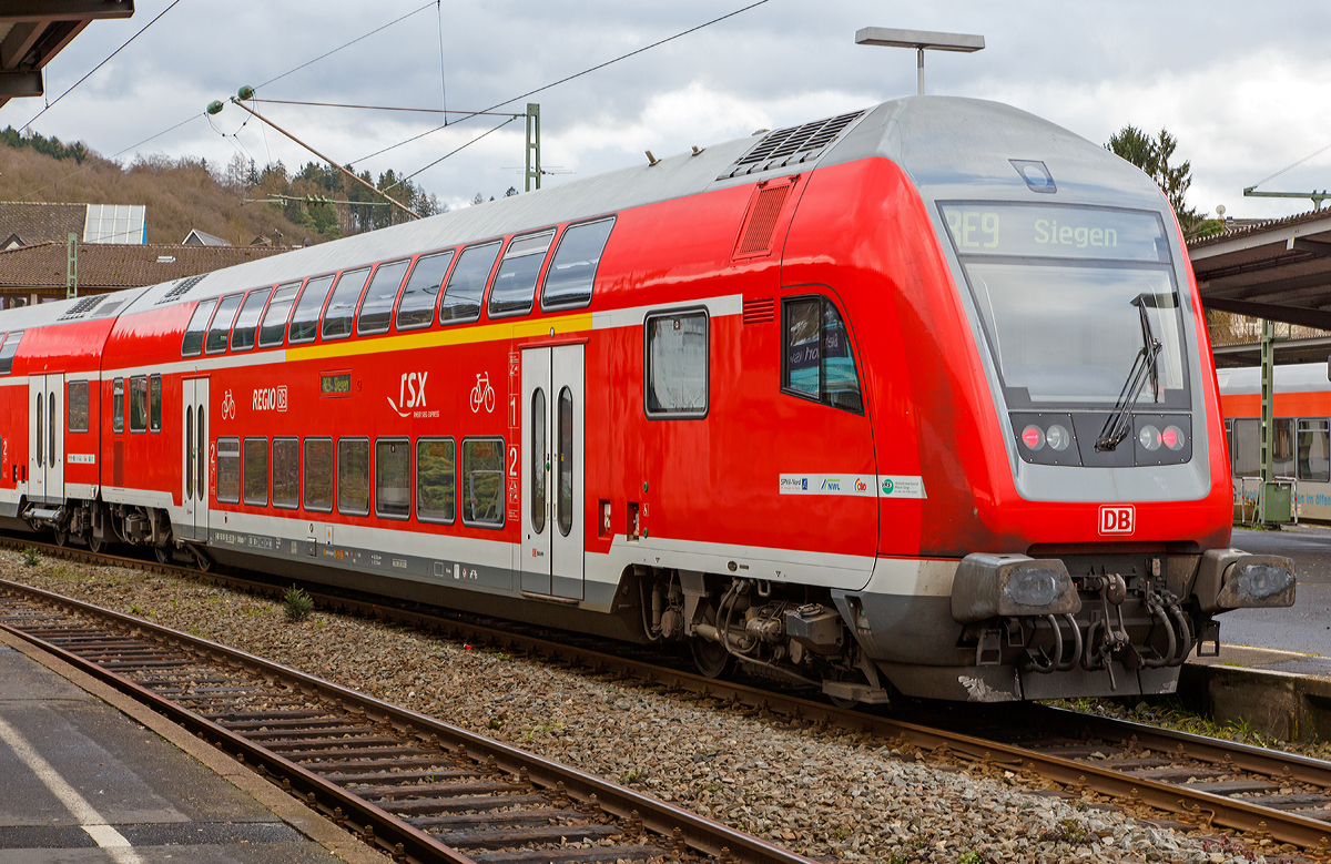
Der 1./2. Klasse Doppelstock-Steuerwagen (DoSto-Steuerwagen) D-DB 50 80 86 - 81 118 - 1 DABpbzf 767.3, der Wagen ist klimatisiert, besitzt BiLED-Anzeigen und ist für 160 km/h zugelassen. Er hat eine Länge über Puffer von 27.270 mm und einen Drehzapfenabstand von 20.000 mm, das Eigengewicht beträgt ca. 48.000 kg.

Hier am 10.01.2015 im Bahnhof Betzdorf/Sieg im Zugverband des RE 9.