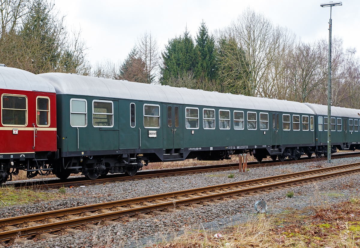 
Der 1./2.Klasse Personenwagen mit Dienst- und Gepäckabteil D-EFSK 56 80 81-40 003-4 ABDn der Eisenbahnfreunde Treysa e.V., ex CFL 2184, hier am 03.02.2018 im Zugverband im Bahnhof Hachenburg.

Die ehemaligen CFL Wegmann-Wagen der Eisenbahnfreunde Treysa wurden im Jahr 2012 bzw. 2014 mit Ausnahme des Fahrradwagens im ungarischen Ausbesserungswerk MVJ in Szombathely aufgearbeitet und hauptuntersucht. 

Geschichte
Mitte der 1960er Jahre tauschte die Luxemburgische Staatsbahn CFL praktischen ihren gesamten Bestand an Personenwagen aus. Dafür wählte sie ein zu den deutschen Silberlingen praktisch baugleiches Modell. Die Sitzwagen besitzen zwei kleine Großräume an den beiden Wagenenden, mit je 24 Sitzplätzen in Sitzgruppen zu je vier Plätzen, sowie in Wagenmitte einen größeren Großraum mit 48 Sitzplätzen in der gleichen Anordnung der Sitzgruppen. Jeder Wagen besitzt zwei Toiletten.

Gefertigt wurden die Wagen in den Jahren 1965 und 1967 bei der Firma Wegmann in Kassel. Deutliche Unterschiede zu den Silberlingen sind die normale Lackierung und Wagen mit Dienst- und Gepäckabteil, die statt der Falttüren Schiebetüren besitzen. Auch die 1. Wagenklasse ist anders gestaltet: während die deutschen Wagen sie in der Wagenmitte in fünf Abteilen mit je 6 Sitzplätzen und Seitengang in diesem Bereich haben (ähnlich den reinen Abteilwagen), wählte Luxemburg die  Mogelpackung  mit nur anderen Sitzbezügen und Teppichböden, ansonsten aber mit der gleichen Großraumanordnung und auch gleichen Sitzabständen wie in der 2. Klasse. Manche der gemischtklassigen Wagen hatten die 1. Klasse auch nur über einem der beiden kleinen Großräume am Wagenende direkt über dem Drehgestell.

Die Eisenbahnfreunde Treysa kauften in den Jahren 2006 bis 2010 fünf reine Sitzwagen 2. Klasse (Bn), einen Sitzwagen mit Dienst- und Gepäckabteil mit 1. und 2. Klasse (ABDn) sowie einen Fahrradwagen (Dn).

TECHNISCHE DATEN: 
Hersteller: Wegmann in Kassel
Baujahr: 1967
Spurweite: 1.435 mm 
Achsfolge:  2'2'
Länge über Puffer:  26 400 mm
Wagenkastenlänge:  26.100 mm
Wagenkastenbreite: 2.825 mm
Höhe über Schienenoberkante: 4.050 mm
Drehzapfenabstand:  19.000 mm
Achsstand:  21.500 mm
Achsstand im Drehgestell:  2.500 mm
Drehgestellbauart: Minden-Deutz 420
Laufraddurchmesser: 950 mm
Leergewicht: 28,5 t
Sitzplätze: 96 (plus 4 Klappsitze)
Höchstgeschwindigkeit:  140 km/h
Toiletten: 2
Bremsenbauart: KNORR KE-GP-A
Kleinster befahrbarer Glesibogen:  R= 140 m
Besonderheiten: Die Wagen haben Dampf- und Elektroheizung sowie Türblockierung.
