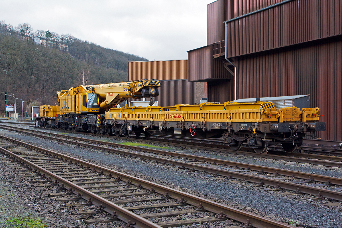 
Der 150 t Kirow Gleis- und Weichenbaukran KRC 1200+ (ein Kirow MULTI TASKER KRC 1200+) 99 80 9419 005-0 D-STRA  „DONAU“  (ex 97 82 55 508 17-5) der STRABAG RAIL GmbH ist am 25.12.2014 am KSW Bahnhof Siegen-Eintracht (Betriebsbereich Eisern-Siegener Eisenbahn), in Transportstellung abgestellt. 

Vor dem Kran ist der Schutzwagen 99 80 9320 005-8 D-STRA eingestellt, auf diesem befinden sich auch die zugeh. Traversen und Anschlagmittel. Hinter dem Kran ist der Gegenlastwagen 99 80 9320 001-7 D-STRA eingestellt, auf diesem befinden sich die zugeh. Gegengewichte des Kranes. Auf beide Wagen ist zur Achslastreduzierung der Kran mittel Hydraulikzylinder abgestützt, auf den Schutzwagen der Kranausleger und auf den Gegenlastwagen der Gegengewichtausleger.

TECHNISCHE DATEN von dem Schutzwagen:
Spurweite: 1.435 mm
Eigengewicht: 23.900 kg
Maximale Nutzlast: 56,1 t
Anzahl der Achsen: 4
Länge über Puffer: 19.900 mm
Länge der Ladefläche: 18.500 mm
Drehzapfenabstand: 15.000 mm
Achsabstand im Drehgestell: 1.800 mm
Bremse: OGP – DRV - 600
Höchstgeschwindigkeit: 100 km/h 
Zugelassen für Streckenklasse: CE oder höher
Kleinster befahrbarer Gleisbogen: R = 75m
Baujahr: 2009