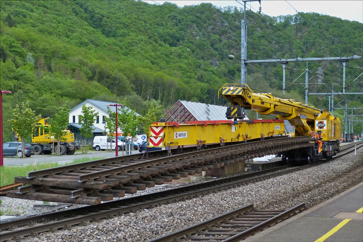 Der 150 t Kirow Gleis- und Weichenbaukran KRC 1200 (ein Kirow MULTI TASKER KRC 1200) 99 81 9119 004-5 der Firma Swietelsky hat 2 alte Gleisst�cke am Hacken, die er aus dem Schotter im Bahnhofsbereich von Kautenbach gehoben hat und nun zum Ablageplatz tranportiert. 14.05.2016 (Hans)