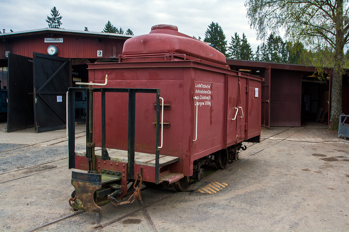 Der 2-achsiger Offener Kleinbahn-Güterwagen Nr. 103 der FGF (Feld- und Grubenbahnmuseum Fortuna, Solms), ex PKP 00-08-512-0745-6 abgestellt am 16.04.2011 im Museum  in Solms-Oberbiel.

Der Kleinbahnwagen ist von der ehemaligen Wirsitzer Kreisbahn (pol. Wyrzysk) bei Bromber (pol. Bydgoszcz), Polen. Diese Kleinbahn gehörte ebenso wie die Bromberger Kreisbahn zu den Westpreußischen Schmalspurbahnen mit 600 mm Spurweite. Sie war 1895 hauptsächlich für den Zuckerrübentransport eröffnet worden und erreichte 1948 mit einer Streckenlänge von 206,76 km ihre größte Ausdehnung. Die letzte Teilstrecke für den Güterverkehr wurde von der PKP am 31.12.1993 eingestellt. Zentrum der Bahn war Bialosliwie (ehemals Weißenhöhe), wo ein großer Lokschuppen mit Drehscheibe, diverse Verladeeinrichtungen und die Hauptwerkstatt beheimatet waren.

Mit der Bezeichnung Wh diente dieser um 1943 gebauter Wagen 103 als Kohlewagen und ist mit einer auf beide Achsen wirkenden Bremse ausgerüstet. Das maximale Ladegewicht des 3650 kg schweren Wagens beträgt 8 Tonnen. 2003 wurde der Wagen zum Feuerlöschwagen umgebaut und mit einem 4,000-Liter-Tank und einer Motorpumpe versehen. An Fahrtagen der FGF steht Wagen 103 einsatzbereit auf dem Kerngelände, bereit für den Einsatz auf der Rundkursstrecke im Wald.

Technische Daten:
Spurweite: 600 mm
Eigengewicht: 3.650 kg
Ladegewicht: 8.000 kg
Ladefläche: 6 m²
Achsabstand: 2.000 mm
Länge über Puffer: 5.500 mm
Breite: 1.800 mm
Höhe: 2.050 mm
