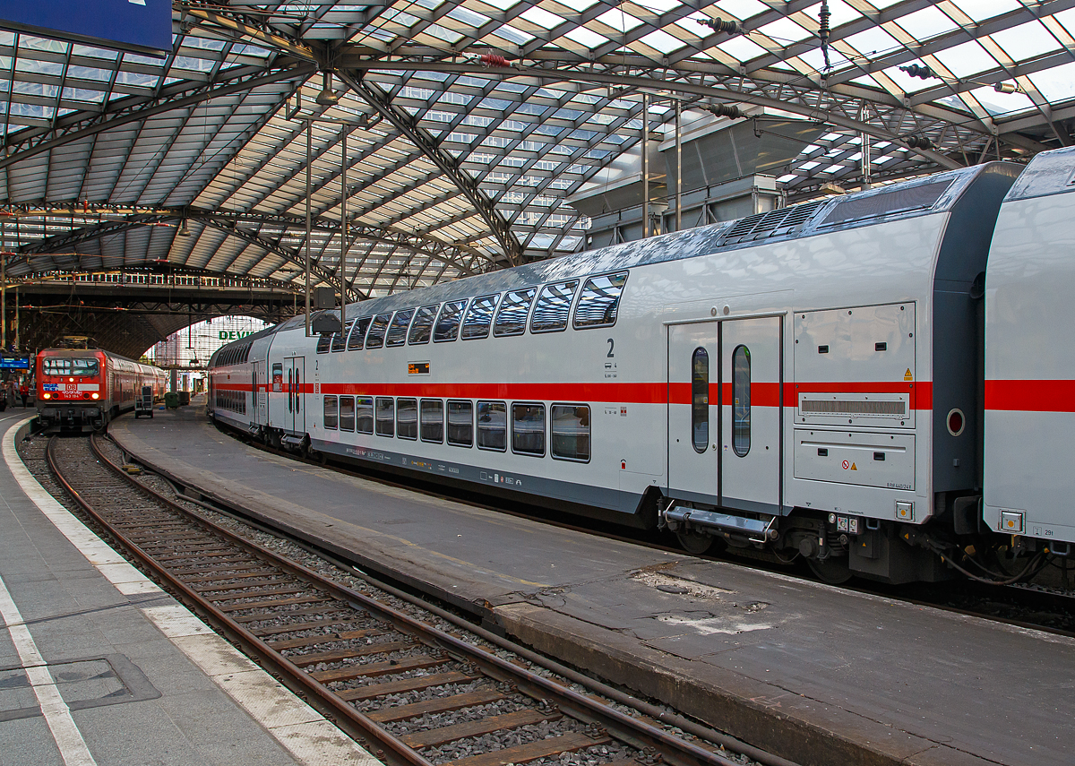 
Der 2. Klasse IC 2 – Doppelstockwagen D-DB 50 26 – 81 453-5 DBpza 682.2 der DB Fernverkehr AG am 22.05.2018 ,im Zugverband (Wagen 4) des IC 2443 nach Dresden Hbf, im Hauptbahnhof Köln.

DB Fernverkehr setzt seit dem 12. Dezember 2015 aus Doppelstockwagen gebildete Intercity-Züge unter der Bezeichnung Intercity 2 (in Kurzform IC2) ein. Hierfür wurden zunächst 27 Zugeinheiten beschafft, die aus je vier Doppelstock-Mittelwagen, einem Doppelstock-Steuerwagen und einer auf 160 km/h ausgelegten Lokomotive der Bombardier-Traxx-Baureihe P160 AC2 (DB 146.5) bestehen. Die Doppelstock-Wagen sind zwar für eine Höchstgeschwindigkeit von 189 km/h konstruiert, doch werden die Züge wegen der dazu erforderlichen gesonderten Zulassungsprozedur (mit noch zu bestellenden Lokomotiven der Baureihe Bombardier TRAXX P189 AC) auf längere Sicht nur für eine Geschwindigkeit von 160 km/h zugelassen sein.

Durch die Beschaffung der Doppelstock-Intercitys sollten vordringlich Fahrzeugkapazitäten geschaffen werden, um die Fahrzeugreserve des DB-Fernverkehrs zu vergrößern. Der Wert des 2011 an Bombardier Transportation vergebenen Auftrags wurde mit 362 Millionen Euro beziffert. Die Kosten eines Zuges mit fünf Wagen und einer Lokomotive der Baureihe 146.5 betragen 17 Millionen Euro.

Die Züge verfügen über 468 Sitzplätze, davon 70 in der ersten Klasse. Ein Bistro oder Restaurant ist nicht vorhanden, stattdessen erfolgt auf einzelnen Streckenabschnitten eine Bewirtung am Platz. Die Züge verfügen unter anderem über Handyverstärker und eine fahrzeuggebundene Rollstuhlrampe. Eine Intercity-2-Garnitur besteht aus einem zweite Klasse Steuerwagen, drei zweite Klasse Mittelwagen und einem erste Klasse Mittelwagen, an den die Lok gekoppelt wird. Bei den Mittelwagen befinden sich die Türen über den Drehgestellen (sogenannter Hochflureinstieg), sodass sowohl Unter- als auch Oberstock nur durch Treppen erreichbar sind. Der Unterstock des Steuerwagens ist durch Niederflureinstiege zwischen den Drehgestellen barrierefrei erreichbar und ist mit Fahrradstellplätzen sowie einer barrierefreien Toilette ausgestattet. Der Oberstock ist nicht barrierefrei und wird im Steuerwagen über zwei Treppen erreicht.

Der Einsatz der Doppelstock-Intercity-Züge – nun mit der Bezeichnung Intercity 2 (IC2) – begann zum Fahrplanwechsel im Dezember 2015.

Die Drehgestelle:
Die Wagen laufen auf Drehgestellen der Bauart Görlitz IX. Im Jahr 2004 führte Bombardier eine Marktanalyse durch, die ergab, dass Doppelstockwagen in Zukunft Geschwindigkeiten von 200 km/h erreichen und durch dafür notwendige Maßnahmen wie Druckertüchtigung die Radsatzlast auf 20 t steigen wird. Die Drehgestelle der Bauart Görlitz VIII ermöglichen jedoch nur Geschwindigkeiten von 160 km/h bei Radsatzlasten von 18 t. Daher entwickelte Bombardier in Siegen (eigentlich Netphen - Dreis-Tiefenbach, ehemals Waggon Union) das Drehgestell Görlitz IX, ohne einen konkreten Kundenauftrag erhalten zu haben. Die Konstruktion beruht auf der weit verbreiteten Bauart Görlitz VIII, viele Komponenten sind abwärtskompatibel. Veränderungen wurden bei der Drehgestellanlenkung und den Bremszangen umgesetzt. Außerdem wurde aus Gründen der Kostenersparnis die Zahl der Einzelteile des Drehgestellrahmens verringert, sodass sich die Länge der Schweißnähte um 35 % reduziert. Im Vergleich zur Bauart Görlitz VIII entfallen die bisherigen vier Gussteile pro Rahmen. 2007 wurden sechs Prototyp-Drehgestelle gefertigt, zwei davon mit neuen, kompakteren Bremszangen. Mit vier Drehgestellen wurden durch DB Systemtechnik Fahrversuche durchgeführt, bei denen auf der Schnellfahrstrecke Hannover–Berlin zwischen Wolfsburg und Rathenow 230 km/h erreicht wurden. Ein Drehgestell wurde in Siegen auf einem mit Flachstellen versehenen Rollenprüfstand einem Dauerschwingversuch unterzogen. 

Die Drehgestelle werden seither in den Bombardier Twindexx sowie den Doppelstock-Intercitys (die zur Produktfamilie Twindexx gehören) verbaut.

TECHNISCHE DATEN:
Hersteller:  Bombardier, Werk Görlitz / Drehgestelle Werk Siegen
Baujahre: 2013 bis 2015
Spurweite: 1.435 mm
Länge über Puffer:  26.800 mm
Wagenkastenlänge:  26.400 mm
Drehzapfenabstand:  20.000 mm
Achsstand im Drehgestell:  2.500 mm
Drehgestellbauart:  Görlitz IX
Leergewicht:  54 t
Höchstgeschwindigkeit: 160 km/h
Zulassungen für: D 
Sitzplätze: 113 in der 2. Klasse
Toiletten:  2, geschlossenes System
Kleister befahrbarer Gleisbogen: R 90 m
Bremsbauart:  KE-R-A-Mg

