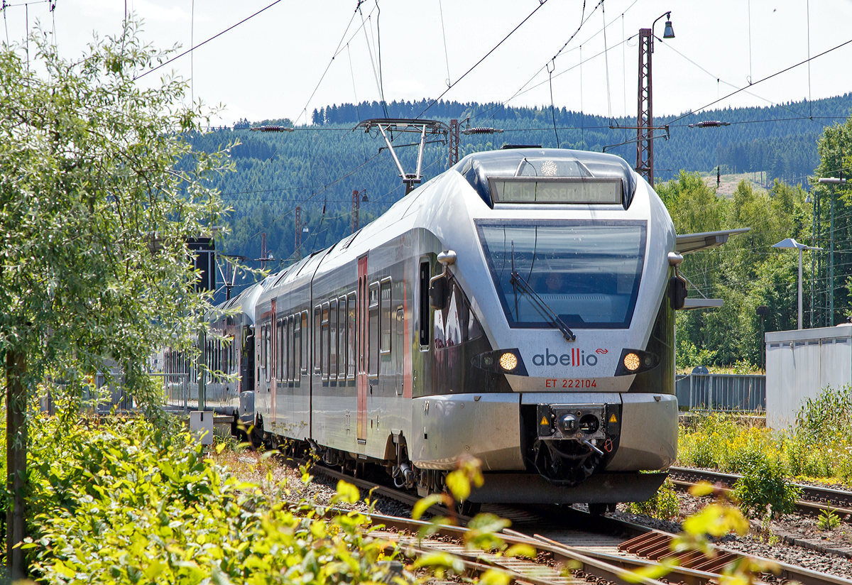 
Der 2-teilige Stadler Flirt ET 22 2104 gekuppelt mit dem 3-teiligen Stadler Flirt ET 23 2109  Kreis Siegen-Wittgenstein , beide von der Abellio Rail NRW, fahren am 28.06.2015, als RE 16  Ruhr-Sieg-Express  (Siegen – Hagen – Essen), vom Bahnhof Altemhunden weiter in Richtung Hagen. 

Einen freundlichen Gruß an den Tf retour.