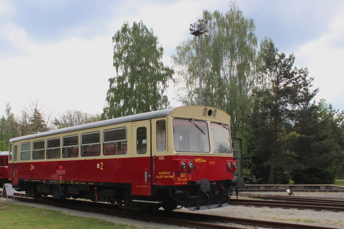 Der 2. von viele  Brotb�chse  M152 0002, steht am 11 Mai 2024 als Exponat ins Eisenbahnmuseum von LUzna u Rakovnika und spielt w�hrend das Dampfwochenende eher ein Bewirolle.