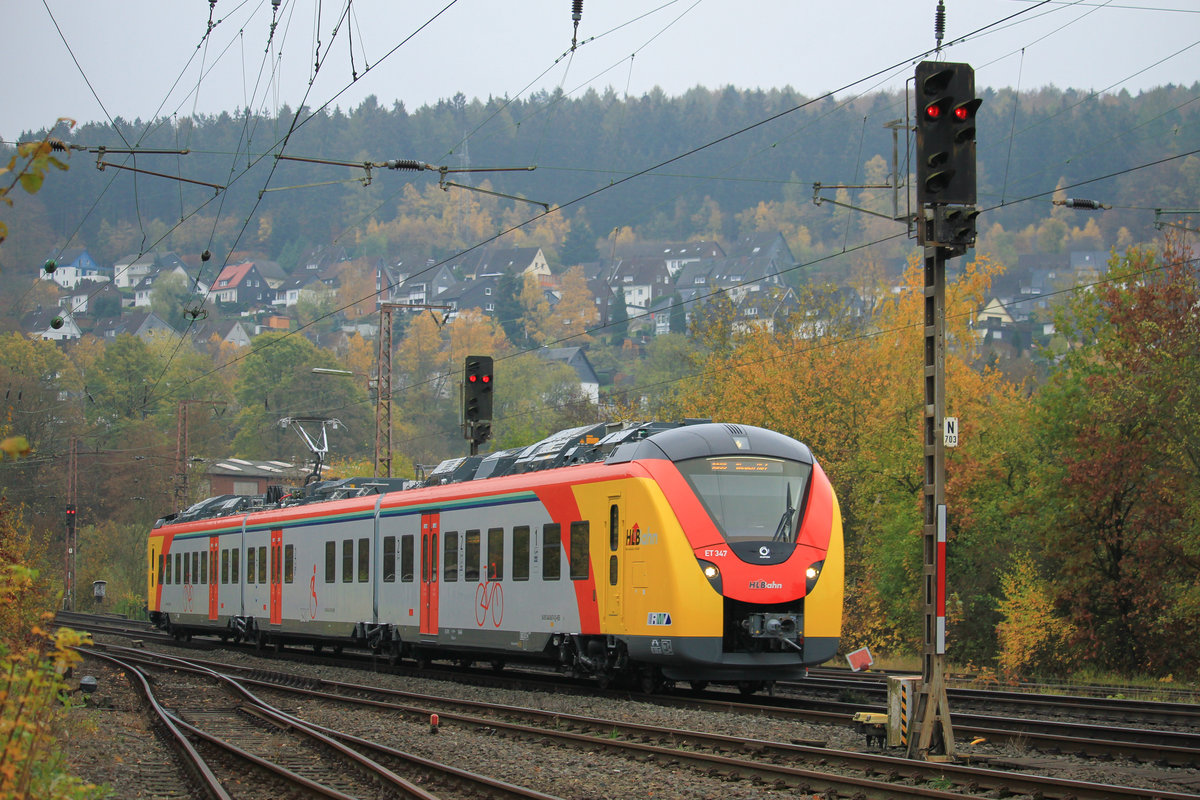 Der 2018 von Alstom gebaute 1440 347 (94 80 1440 347-1 D-HEB) durchfährt hier am 04.11.2018 Siegen-Ost in Richtung Siegen.

Scheinbar sind die 1440 nun auch am Wochenende auf der RB 95 anzutreffen - Den Fotografen freut's!