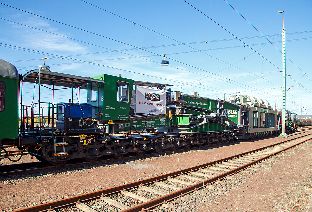 
Der 24-achsiger Tragschnabelwagen TSW 348 der Kübler Spedition, UIC 83 54 9964 002-6 CZ ELBA Uaai (eingestellt über ELBA Logistik GmbH) beladen mit einem 300 t schweren (ohne Ölfüllung) 300 MVA Transformator von General Electric ist am 13.10.2018 beim Bahnhof Koblenz-Ehrenbreitstein, mit dem Begleitwagen zum Tragschnabelwagen D-ELBA 56 80 89-40 305-5  WGSmk 855, abgestellt. Mit Ölfüllung würde der Trafo sogar in der Transportstellung 353 t wiegen und könnte dann nicht mehr mit diesem Wagen gefahren werden. 

Der Tragschnabelwagen wurde 2016 von Kübler gebaut.

TECHNISCHE DATEN des TSW 348 (laut Anschriften):
Spurweite: 1.435 mm (Normalspur)
Anzahl der Achsen: 24 in 6 Drehgestellen á 4 Achsen
Gattung/Bauart: Uaai 
Länge über Puffer: 44.350 mm (Leerfahrt) / 55.500 mm (mit Trafo)
Drehzapfenabstand zwischen den Drehgestellen: 6.000 mm
Eigengewicht: 176 t
Maximale Ladegewicht: 358 t
Max. Achslast: 24 t 
Höchstgeschwindigkeit: 90 km/h (Leerfahrt) / 65 km/h (Beladen)
Kleinster befahrbarer Gleisbogenhalbmesser: 75 m (bei Außen Führung), 150 m ( bei Innen Führung)
Bremse: KE-GP LL (6x DRV 2A-450)
Zulassungen für: CZ, SK, D, CH, S
