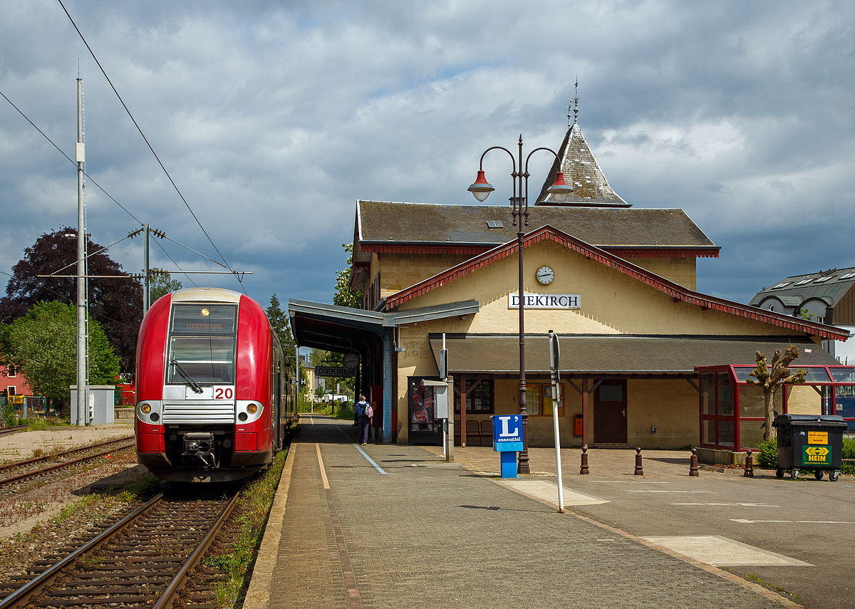 Der 3-teilige-Doppelstocktriebzug CFL 2220 (Alstom Coradia Duplex, Typ TER 2N NG, CFL Serie 2200), auch  Computermaus genannt, steht am 15.05.2016 vom Bahnhof Diekirch (Dikrech) zur Abfahrt nach Luxembourg (Stadt) bereit. 

Der Bahnhof Diekirch (Straßenseite) ist heute Endstation der 4,1 km langen Bahnstrecke Ettelbrück – Diekirch, die seit November 1862 in Betrieb ist.

Ehemals lag der Bahnhof an der ca. 59 km langen Bahnstrecke
Ettelbrück – Grevenmacher, sie war auch bekannt als Sauertalbahn bzw. Sauerstrecke (luxemburgisch: Sauer Linn). Die Strecke verlief von Ettelbrück über Diekirch, Echternach und Wasserbillig bis nach Grevenmacher. Neben der Strecke nach Diekirch, ist noch der Anschluss von Wasserbillig zum Moselhafen Mertert in Betrieb. 

Ab 1954 wurde der Personenverkehr auf dem Abschnitt Echternach - Grevenmacher eingestellt, Anfang der 1960er Jahre auch der Güterverkehr. Im Jahr 1964 wurde auch der Personen- und Güterverkehr auf dem Abschnitt Diekirch - Echternach eingestellt.

Die Elektrifizierung des Abschnitts Wasserbillig–Hafen Mertert erfolgte bis1980 und 1988/89 wurde das verbliebene Streckenstück Ettelbrück–Diekirch zusammen mit dem Abschnitt Luxemburg–Ettelbrück elektrifiziert.