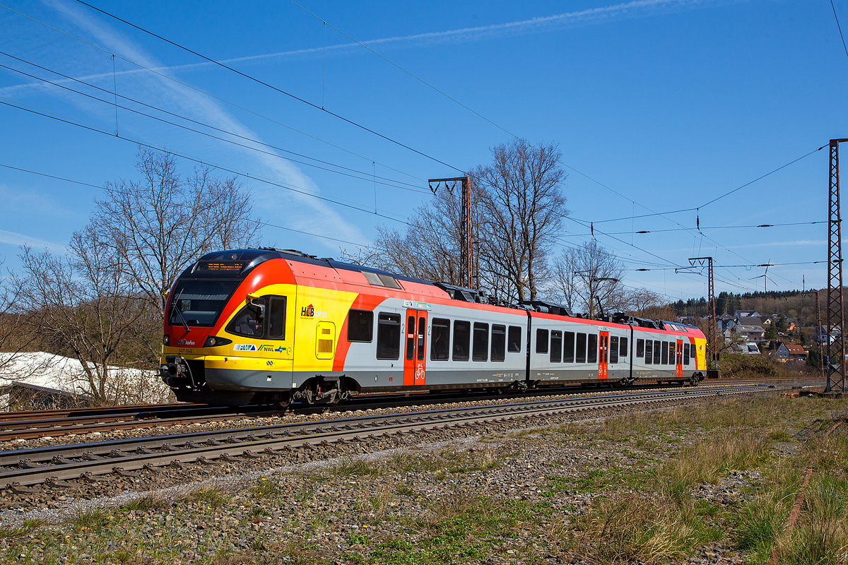 Der 3-teilige Stadler FLIRT 427 042 / 827 042 / 427 542 (94 80 0427 124-3 D-HEB / 94 80 0827 124-9 D-HEB / 94 80 0427 624-2 D-HEB) der HLB Bahn (Hessischen Landesbahn) fährt am 22.04.2021, als RE 99 Gießen – Siegen (Umlauf HLB 24936), vom Bf Ruderdorf (Kreis Siegen) weiter in Richtung Siegen.

Der Triebzug wurde 2010 von Stadler Pankow in Berlin unter den Fabriknummern 38623/38624, 38623/38626 und 38623/38625 gebaut und an die HLB geliefert.

Die Bezeichnung „FLIRT“ steht für „Flinker Leichter Innovativer Regional Triebzug“. Seit Dezember 2010 sind für die HLB die dreiteiligen (Baureihe 427) und fünfteiligen (Baureihe 429) elektrischen Niederflurtriebzüge des Typs FLIRT der Firma Stadler Pankow GmbH im „Main-Lahn-Sieg-Netz“ im Einsatz. Die Triebzüge entsprechen höchsten Komfortansprüchen und sind in Aluminium-Leichtbauweise gebaut.

Technische Daten:
Spurweite: 1.435 mm (Normalspur)
Achsformel: Bo'2'2' Bo'
Länge über Scharfenberg-Kupplung: 58.178 mm
Breite:  2.880 mm
Höhe: 4.185 mm
Achsabstände im Drehgestell: 2.700 mm
Triebraddurchmesser: 870/800 mm (neu/abgenutzt)
Laufraddurchmesser: 750/690 mm (neu/abgenutzt)
Dauerleistung am Rad: 1.500 kW
Max. Leistung am Rad: 1.950 kW
Anfahrzugkraft baulich (bis 55 km/h): 150 kN
Max. Beschleunigung bis 80 km/h: 1,01 m/s²
Höchstgeschwindigkeit: 160 km/h
Leergewicht: 100 t
Speisespannung: 15 kV, 16 1/3 Hz
Sitzplätze: 16 (1. Kl.) / 116 (2. Kl.) / 48 Klappsitze