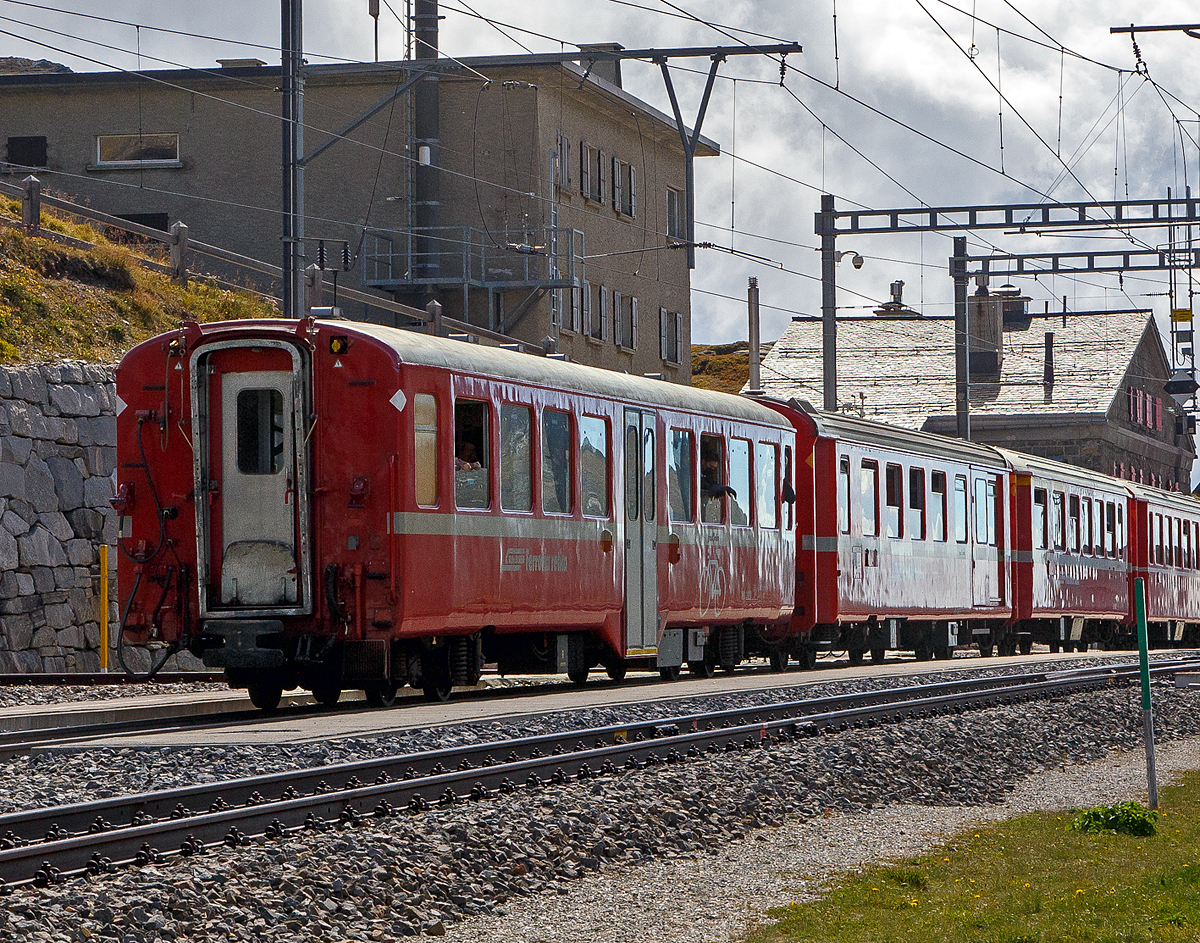 Der 4-achsige Bernina Velowagen RhB WS 3922, ex B 2333, ex C4� 2333, am 06.09.2021 bei der Station Ospizio Bernina im Zugverband (Zugende). Velo ist die Schweizer Bezeichnung f�r Fahrrad.

Bed�rfnis Velotransport auf der Berninastrecke
Im Gebiet Engadin und Bernina wird der Velosport durch die  Tourismus-Organisationen sehr stark gef�rdert. Dies hat auch  zur Folge, dass der Velotransport per Bahn zugenommen hat. Der bestehende Stauraum im Gep�ckabteil hat oft nicht mehr  gen�gt. F�r die Stammnetz-Strecken wurden in den Jahren 2001–2008 vier Velowagen (WS 3911–3914) aus Mittelwagen hergerichtet. Diese Wagen sind zu lang f�r die Berninastrecke. Es wurden verschiedene L�sungen untersucht, z.B. der Umbau  von Bernina-Wagen oder das K�rzen der StN-Wagen um zwei  Meter.  Auf Bernina-Wagen kann jedoch nicht verzichtet werden, da sonst das Sitzplatzangebot reduziert w�rde. Die K�rzung von Stammnetz-Wagen um zwei Meter ist auch sehr  aufwendig und unwirtschaftlich. Nach langem Suchen wurde eine Wagenserie gefunden, die geeignete Wagenkastenabmessungen f�r die Berninastrecke aufweist. Mit einem vom R-ES entwickelten Profilberechnungsprogramm wurde ermittelt, um wie viel der Drehgestell-Abstand ge�ndert werden muss, damit die Wagen auch auf der Berninastrecke eingesetzt werden k�nnen. 

Umbau zu Velowagen Bernina
An den beiden Wagen B 2332–2333 wurden die Schemeltr�ger  (Drehgestell-Quertr�ger)  herausgetrennt  und je Seite um 550 mm n�her wieder eingeschwei�t. Somit wurde der  Drehgestellabstand von 12.390 mm auf 11.290 mm reduziert.  Der Innenraum wurde genau gleich umgebaut wie die vorhandenen Velowagen WS 3911–3914.

Die beiden Velowagen WS 3921–3922 k�nnen im Sommer auf  dem gesamten RhB-Streckennetz eingesetzt werden, sind jedoch vorzugsweise auf der Berninalinie im Einsatz. Im Winter k�nnen die beiden Wagen in den Schlittenz�gen mit den vier anderen Velowagen eingesetzt werden. Die beiden Velowagen  wurden mit der Mehrzugsteuerung ausger�stet und sind somit auch pendelzugf�hig. 
Die beiden Velowagen besitzen jeweils 52 Klappsitzpl�tze und 48 Velohaken.

TECHNISCHE DATEN:
Hersteller: SWS 
Baujahre: 1948, Umbau zum Velowagen 2011
Spurweite: 1.000 mm
Anzahl der Achsen: 4
L�nge �ber Puffer: 17.630 mm
Drehzapfenabstand: 11.290 mm  (zuvor 12.390 mm)
Drehgestellbauart: SWS 47 mod.
Sitzpl�tze: 52 (Klappsitze)
Eigengewicht: 25,0 t
Ladegewicht: 21,0 t
zul�ssige Geschwindigkeit: 90 km/h
Lauff�hig: StN (Stammnetz) / BB (Berniabahn) / MGB (Matterhorn Gotthard Bahn)
