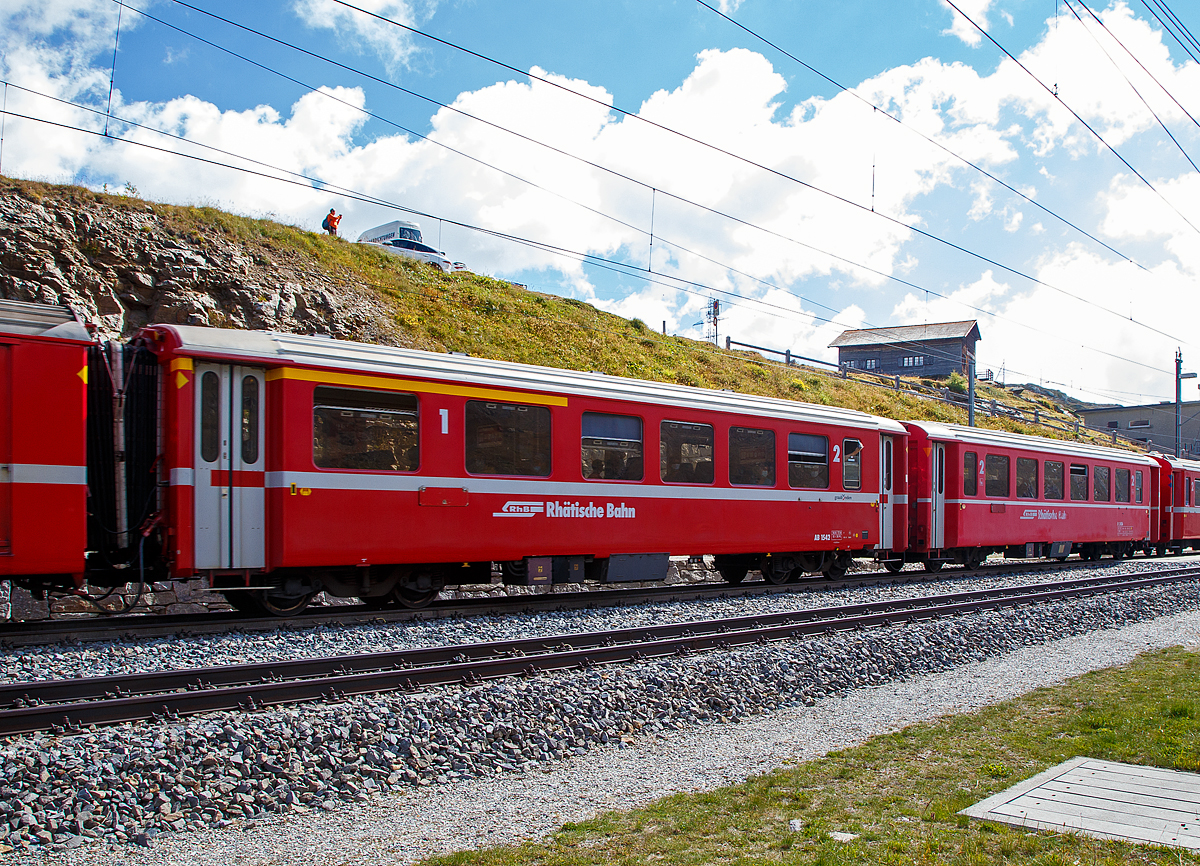 Der 4-achsige Personenwagen RhB AB 1542, ein verk�rzter 1./2.Klasse Einheitswagen I (EW I) mit Aluminiumwagenkasten am 06.09.2021 bei der Station Ospizio Bernina im Zugverband.

Mit mehr als 100 Fahrzeugen bilden die als Einheitswagen I bezeichneten Personenwagen bis heute die gr��te Serie im Rollmaterialbestand der RhB. Das Fahrzeugkonzept wurde Anfang der sechziger Jahre in enger Zusammenarbeit zwischen Industrie und RhB entwickelt. Als Neuheit galten damals die Einstiegsbereiche mit WC und Stauraum f�r sperriges Gep�ck an den Wagen�berg�ngen. Folglich weicht das Konzept deutlich von den Mitteleinstiegswagen aus den vierziger Jahren ab.

Die ersten von FFA und SIG gebauten Einheitswagen I wurden Ende 1963 in Betrieb genommen. In einem Zeitraum von etwa zehn Jahren wuchs der Bestand an EW I kontinuierlich. Neben den 18,42 m langen Wagen, die haupts�chlich auf dem Stammnetz eingesetzt werden, kamen auch Sonderbauformen mit Aluminiumwagenkasten hinzu. Zu diesen z�hlen beispielsweise diese auf 14,91 m verk�rzten Fahrzeuge f�r den Einsatz auf der Berninabahn (wegen zum Teil sehr engen Kurvenradien).

TECHNISCHE DATEN:
Baujahr und Hersteller: 1968 / Flug- und Fahrzeugwerke Altenrhein AG (FFA)
Spurweite: 1.000 mm
Anzahl der Achsen: 4
L�nge �ber Puffer: 14.910 mm
Drehgestellart: SWP 68
Sitzpl�tze: 12 (1.Klasse) / 30 (2.Klasse)
Eigengewicht: 14,0 t
Max. Gesamtgewicht: 17 t
zul�ssige Geschwindigkeit: 90 km/h
Lauff�hig: StN (Stammnetz) / BB (Berniabahn) / MGB (Matterhorn Gotthard Bahn)