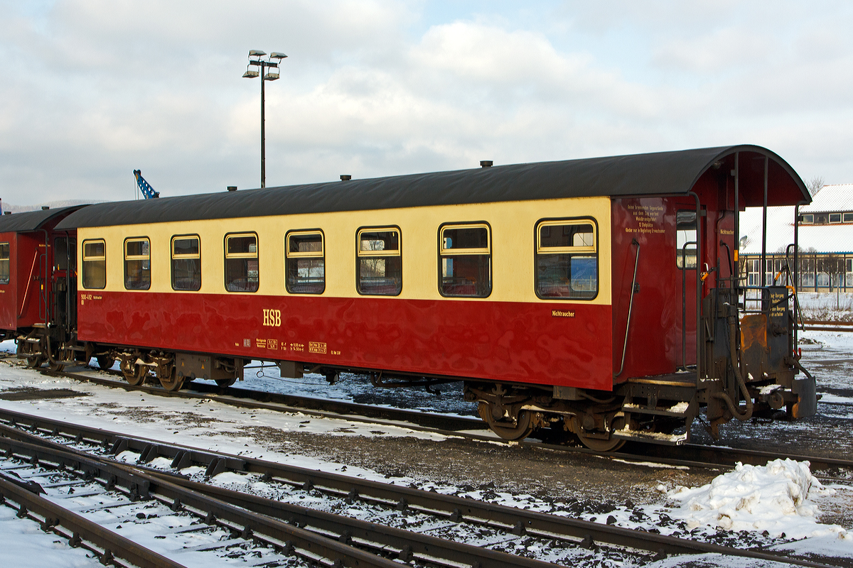 
Der 4-achsige- schmalspur-Reisezugwagen 900-492 KB der HSB, ein ehemaliger sächsischer 750-mm-Einheitswagen, steht am 23.03.2013 beim Bahnhof Wernigerode.

Der ursprüngliche Einheitswagen (750mm-Spur) wurde 1929 bei Linke-Hofmann-Busch AG in Werdau (ehem. Sächsischen Waggonfabrik AG Werdau) als K20 an die DRG (Deutsche Reichsbahn Gesellschaft) geliefert, später wurde er in DR 7.0020 um bezeichnet. 
Nach dem Wiederaufbau der Selketalbahn bestand erhöhter Bedarf an Wagen, so erfolgte1954 der Umbau auf 1.000 mm im Raw Karl-Marx-Stadt (heute Chemnitz) und der Wagen kam als DR 10.161in den Harz. In den achtziger Jahren wurde er (wie alle dieser Wagen) gründlich umgebaut und modernisiert.

Technische Daten:
Gattungsbezeichnung: KB
Spurweite: 1.000 mm
Achsanzahl: 2
Länge über Puffer: 14.500 mm
Drehzapfenabstand:  9.000 mm
Leergewicht : 14.000kg
Gesamtgewicht : 18.000kg
Sitzplätze: 54
Beleuchtung: elektrische Beleuchtung 24V