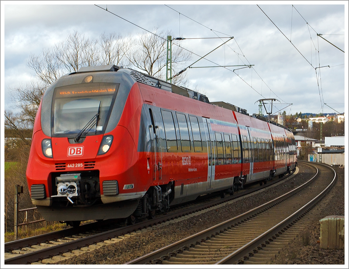 Der 442 285 / 442 785 ein vierteiliger Bombardier Talent 2 der DB Regio Hessen als SE 40  Mittelhessen-Express  Dillenburg - Gießen - Frankfurt/Main, hier am 23.12.2013 an einem Bü in Aßlar. 