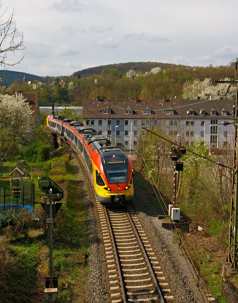 Der 5-teilige Flirt 429 044 / 544 der HLB (Hessischen Landesbahn) hat kurz zuvor (06.04.2014) den Hbf Siegen als RE99 / RE 40   Main-Sieg-Express   Siegen - Gießen (Umlauf HLB24965) verlassen und fährt gleich in den Giersberg-Tunnel ein. 


