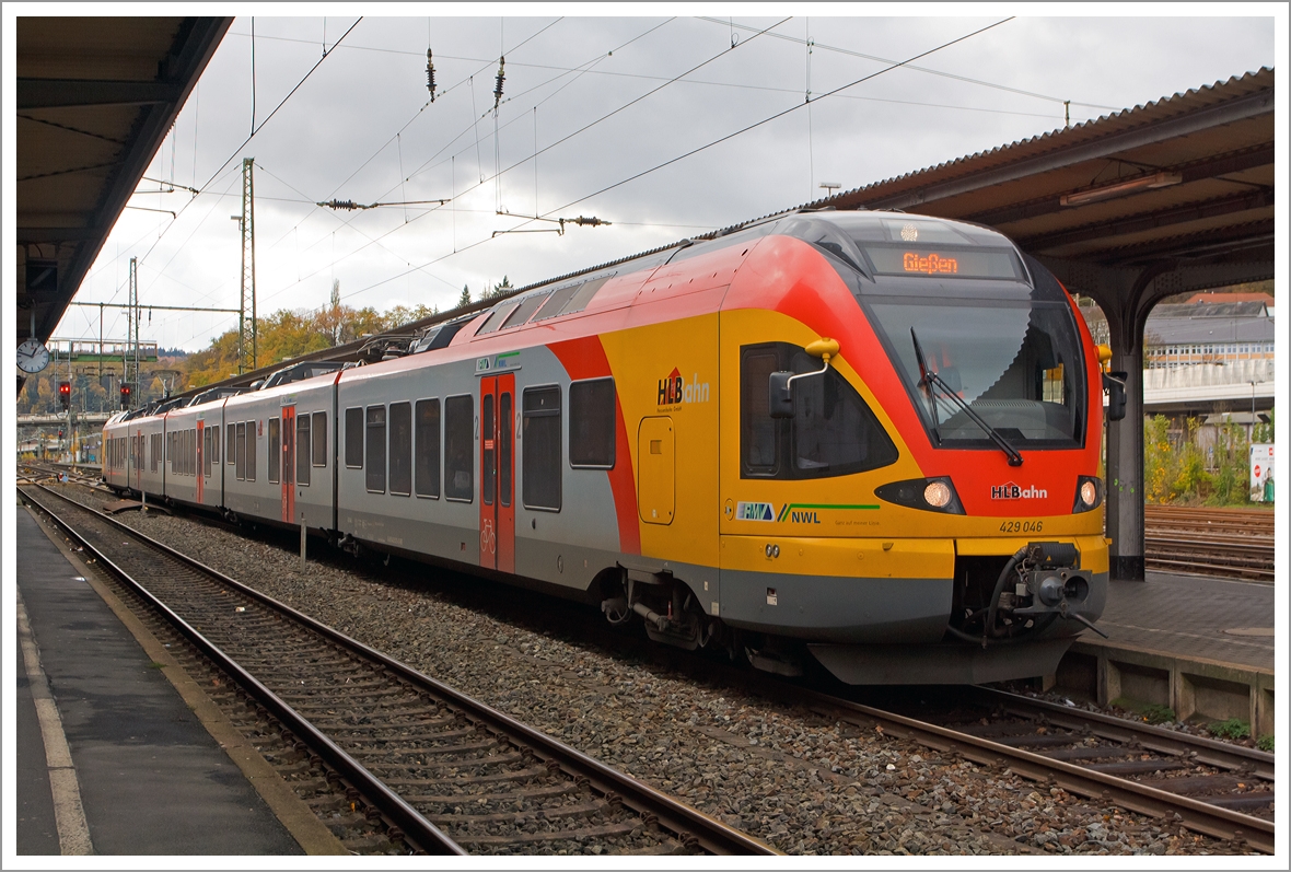 Der 5-teilige Stadler Flirt 429 046 / 546 der HLB Bahn (Hessischen Landesbahn) steht als RE 99 / RE 40 Siegen - Gie�en  (Umlauf HLB24965), am 09.11.2013 im Hauptbahnhof Siegen zur Abfahrt nach Gie�en bereit.

Die Linie verkehrt in NRW als RE 99 und im Gebiet des Rhein-Main-Verkehrsverbundes in Hessen als RE 40. 