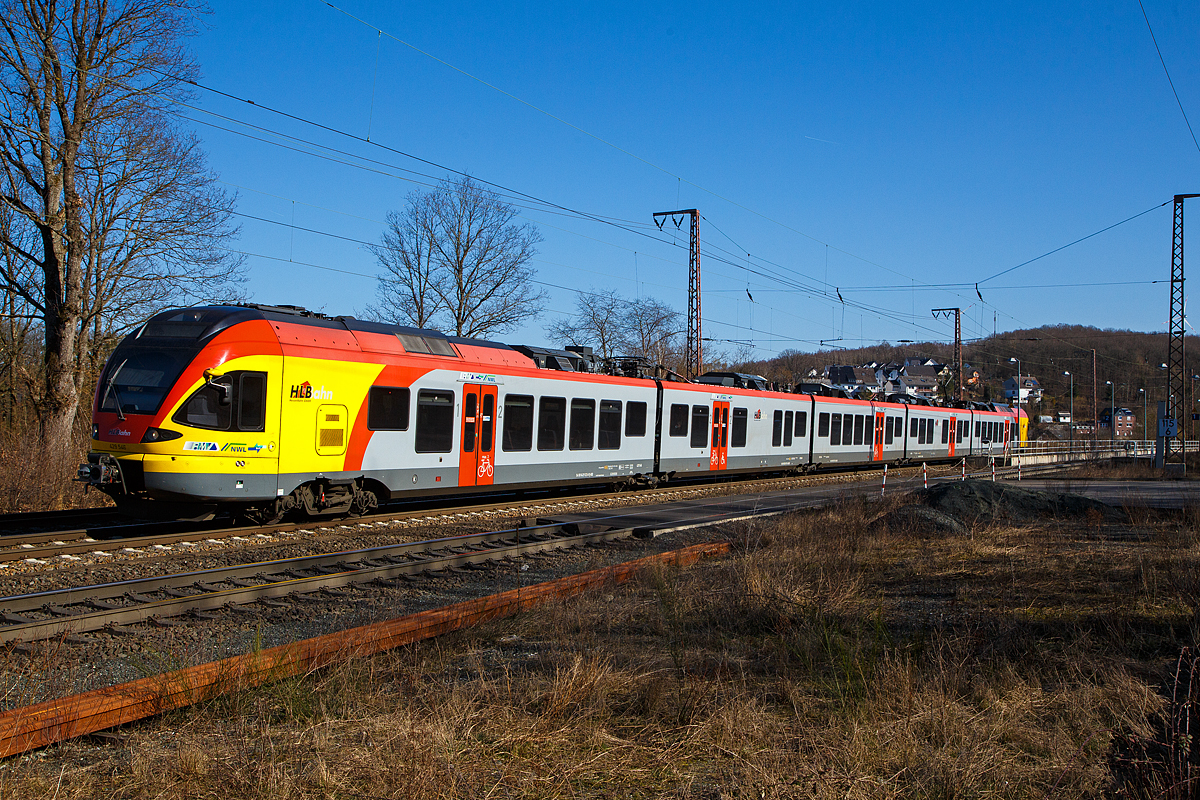 Der 5-teiliger FLIRT 429 546 / 429 046 der HLB (Hessischen Landesbahn) f�hrt am 07.03.2022, als RE 99 (Main-Sieg-Express) Gie�en – Siegen, von Rudersdorf (Kr. Siegen) weiter in Richtung Siegen. N�chster Halt ist Siegen Hbf. 