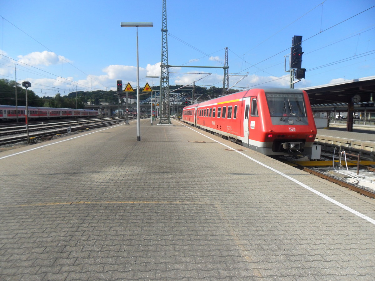 Der 611 021 fährt in Ulm hbf ein um sich an den bereits eingefahrenen 611 046 zu koppeln und mit ihm dann den Ire 3216 nach Löffingen zu fahren.

Juli 2016