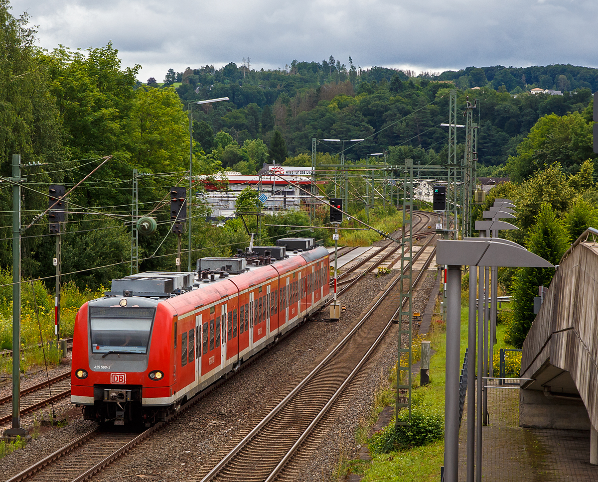 Der „Quietschie“ ET 425 568-3 / 435 568-1 / 435 068-2 / 425 068-4 (94 80 0425 568-3 D-DB / 94 80 0435 568-1 D-DB / 94 80 0435 068-2 D-DB / 94 80 0425 068-4 D-DB) der DB Regio fährt am 15.07.2021 als Tfzf (Triebfahrzeugfahrt) bzw. Lz (Lokzug) durch Wissen (Sieg) in Richtung Köln. Aufgenommen vom Parkdeck des Bahnhofes Wissen (Sieg).

Der Elektrotriebzug wurde 2000 von ABB Daimler-Benz Transportation GmbH (ADtranz) in Hennigsdorf  unter den Fabriknummer 22973 bis 22976 gebaut.

Die Triebwagen der Baureihen 425 und 426 des Konsortiums Siemens Transportation Systems/Bombardier/DWA sind leichte Elektro-Gliedertriebzüge für S-Bahn- und Regionalverkehr. Sie sind nahezu baugleich mit der Baureihe 424, die im hannoverschen S-Bahnnetz eingesetzt wird. Mit der hochflurigen und äußerlich sehr ähnlichen reinen S-Bahn-Baureihe 423 gibt es dagegen nur wenige technische Gemeinsamkeiten.

Wie hier die BR 425 ist ein vierteiliger Triebzug, wobei die Mittelwagen als BR 435 eingereiht sind. Dagegen die BR 426 sind zweiteige Triebzüge.

Das Konzept:
Die Wagenkästen sind in selbsttragender Bauweise aus Aluminium-Strangpressprofilen geschweißt. Um die Außenhaut möglichst glatt und frei von konstruktionsbedingten Erhebungen zu halten, sind die Scheiben, der Rahmen und der Kasten untereinander bündig verklebt, dies verbessert die Aerodynamik und ermöglicht eine effiziente automatisierte Außenreinigung. Die Scheiben sind Thermofenster aus zweilagigem Verbundglas.

In Anlehnung an die S-Bahn-Züge der Baureihe 420 wurde die Länge der vierteiligen Einheit auf rund 70 Meter festgelegt. Anders als die Triebzüge der Baureihe 420 sollten diejenigen der Baureihe 425 in voller Länge begehbar und übersehbar sein, sie sind durch eine Glaspendeltüre unterteilt. Um die geforderten großen freien Durchgänge zwischen den Wagen zu realisieren, wurde das Fahrzeug als vierteiliger Gliedertriebzug mit Kurzkupplungen und Jakobs-Drehgestellen an den Wagenübergängen vorgesehen, was die Bewegungen und Abstände der Wagenkästen zueinander minimiert.
Dachpartie der Baureihe 425

Das Fahrzeug ist dabei in zwei Zughälften eingeteilt, die weitgehend ähnlich aufgebaut sind. Beim 424 und 425 ist jede von ihnen jeweils mit einem Zugsteuergerät, einem Transformator zu 1,2 MVA, einem Antriebsstromrichter, einer Bordnetzversorgung, einer Druckluft-Bremsausrüstung mit einem Bremssteuergerät sowie einer Funkanlage (früher Mesa 2002, jetzt MTRS) versehen. Der 426 hat hingegen nur einen Transformator und einen Antriebsstromrichter. Dabei werden die schon ausgelieferten Fahrzeuge nach einer Lösung der DB AG mit einer MTRS-Anlage mit abgesetzten Bedienteil für den zweiten Führerstand ausgerüstet. Vom Hersteller werden wieder zwei Anlagen mit je einem Bedienteil eingebaut.

Die restlichen Installationen verteilen sich:
•	Wagen 1 (425 001 ff) enthält das behindertengerechte Vakuum-WC und die Indusi LZB oder I60R
•	Wagen 2 (435 001 ff) enthält den Stromabnehmer und die Hauptschalter
•	Wagen 3 (435 501 ff) enthält den Luftpresser
•	Wagen 4 (425 501 ff) enthält das Thermofach für den Lokführer und den Rechner des Fahrgastinformationssystems

In Wagen 1 ist im Anschluss an den Führerstand ein 1.-Klasse-Abteil mit 12 Plätzen ausgewiesen. Es unterscheidet sich durch den größeren Sitzreihenabstand und eine andere Polsterfarbe von der 2. Klasse, Sitzteilung 2+2 entspricht der 2. Klasse. 

Die Antriebsstromrichter realisieren Drehstromantrieb mit Bremsstromrückspeisung über vier Fahrmotoren in den Enddrehgestellen und den äußeren beiden Jakobs-Drehgestellen. Der Antrieb erfolgt über eine Bogenzahnkupplung. Das mittlere Laufdrehgestell ist weder angetrieben noch gebremst.

Um die von den meisten Einsatzorten geforderten Flügelkonzepte mit dem Fahrgastaufkommen angepassten Zuglängen zu realisieren, wurden automatische Scharfenberg-Kupplungen eingebaut. Die Baureihen 424 bis 426 sind untereinander frei kuppelbar. Auch 420er und 423er lassen sich ankuppeln, allerdings mechanisch und nicht elektrisch, was den Nutzen auf das Abschleppen liegengebliebener Fahrzeuge beschränkt.

Der Triebwagen hat eine Fußbodenhöhe von 798 Millimetern (bzw. 780 Millimetern), ähnlich den reinen S-Bahn-Wagen der Baureihe 424. Im Gegensatz zu letzteren kann dieser Zug allerdings an unterschiedlichen Bahnsteighöhen eingesetzt werden und ist daher mit vier Rollstuhlhubliften ausgestattet. Acht elektrische zweiflügelige Schwenkschiebetüren pro Seite erlauben schnellen Fahrgastwechsel. Um das technikbasierte Abfertigungsverfahren (TAV) zur Selbstabfertigung von Zügen durch den Triebfahrzeugführer zu ermöglichen, sind sie mit Lichtgittern und Einklemmschutz sowie Fahrgastsprechstellen versehen.

Zugzielanzeigen an den Fronten und den Seiten, ein Fahrgastinformationssystem (FIS) mit Anzeige von Linie, Endstation und nächstem Halt sowie eine automatische Ansage von nächstem Halt und Umsteigemöglichkeiten sorgen für Informationen. Die automatische Ansage erfolgte ursprünglich wie bei der Baureihe 423 wenige Meter nach der Abfahrt, wurde aber inzwischen auf eine per Wegmessung über einen Radsatz (424/425.0/426) bzw. per GPS (425.2 bis 425.5) gestützte Ansage kurz vor Erreichen des nächsten Halts umgerüstet.

TECHNISCHE DATEN:
Achsformel: Bo'(Bo)(2)(Bo)Bo' (in Klammern Jakobs-Drehgestellen)
Spurweite: 1435 mm (Normalspur)
Länge über Scharfenbergkupplung: 67.500 mm (17,87m + 15,11m + 15,11m + 17,87m)
Achsabstand im End-Drehgestell: 	2.200 mm 
Achsabstand im Jakobs-Drehgestell: 2.700 mm
Treib- und Laufraddurchmesser: 850 mm (neu) / 780 mm (abgenutzt)
Leergewicht: 114,0 t
Höchstgeschwindigkeit: 140 km/h (1. u. 3. Serie mit LZB 160 km/h)
Leistung: 8 x 293,75 = 2.350 kW
Bremskraft: 140 kN
Beschleunigung: 1,0 m/s²
Bremsverzögerung: 0,9 m/s²
Motorentyp: Drehstrom-Asynchron  vom Typ 	1TB1724 0GA02
Anzahl der Fahrmotoren: 4 × 2
Kupplungstyp: 	Scharfenbergkupplung Typ 10
Sitzplätze: 206 (davon 12 in der 1. Klasse)
Stehplätze: 228
Fußbodenhöhe: 780 mm (798 mm bei 1. Bauserie)
