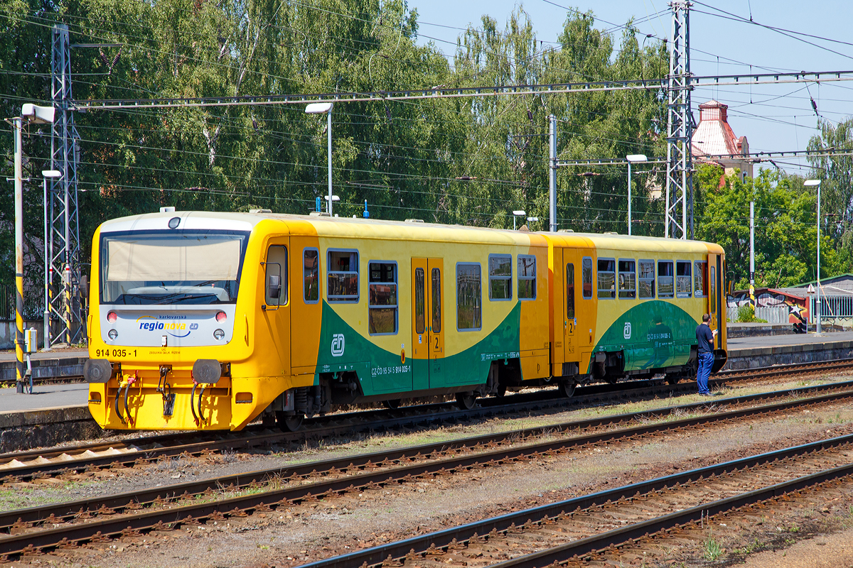 Der „Regionova“ 814 035-2 / 914 035-1 (CZ ČD 95 54 5 814 035-2 / CZ ČD 95 54 5 914 035-1), ein niederfluriger Dieseltriebwagen der tschechischen České dráhy (ČD), steht am 01.07.2015 im Bahnhof Cheb (Eger).

Die Fahrzeuge der ČD-Baureihe 814/914 entstanden im Rahmen eines Rekonstruktionsprogrammes (2005 bis 2012) aus den Fahrzeugen der ČD-Baureihe 810,ex ČSD M 152.0  Chcípák  (Brotbüchse). Von den ČD werden sie als „Regionova“ vermarktet.

Technische Merkmale:
Wesentliche Veränderungen gegenüber der Ursprungsbauart sind eine neue, leistungsfähigere Antriebsanlage mit dem Dieselmotor TEDOM M1.2C ML 640SE (ehemals LIAZ), welcher unter dem Wagenboden untergebracht ist. Es handelt sich um einen Viertakt-Reihen-6-Zylinder-Dieselmotor  mit Turbolader und Ladeluftkühler. Jeder Zylinder hat zwei Einlass- und zwei Auslassventile und eine Einspritzdüse. Die Kraftstoffeinspritzung erfolgt direkt; es wird von einer elektronisch gesteuerten Einspritzpumpe bereitgestellt. Die Ventile werden von einer einzigen Nockenwelle angetrieben. Der Ventiltrieb ist vom Typ OHV (überhängende Ventile). Die Abgase werden durch das Auspuffrohr auf das Dach des Fahrzeuges geleitet. Der Verbrennungsmotor erfüllt die EURO II-Emissionsgrenzwerte. Die Motorkühlung wird wie Wasser gehandhabt – die Kühlung des Motorkreislaufs und des Getriebes erfolgt über einen Aluminiumkühler der Firma AKG. Der Kühlerlüfter wird hydrostatisch angetrieben. Die Schmierung des Verbrennungsmotors erfolgt durch unter Druck stehendes Öl. 

Die Kraftübertragung vom Dieselmotor erfolgt über ein hydromechanisches Getriebe VOITH DIWA 864.3E auf die Achse. Zudem wurde eine bequemere Innenausstattung mit behindertengerechter Toilette, bessere Arbeitsbedingungen für den Lokführer, bessere Fahreigenschaften und geringere Umweltauswirkungen der Antriebsanlage erreicht. Die Regionova sind nach wie vor mit Schraubenkupplung ausgerüstet und somit mit anderen Fahrzeugen freizügig kuppelbar.

Im Steuerwagen, der zwischen den Radsätzen einen Niederflurbereich auf etwa 50 % der Wagenlänge aufweist, befinden sich das Traglastenabteil, eine Auffahrrampe für Rollstühle, die Toilette und 34 Sitzplätze. Der Einstieg liegt in diesem Bereich in Wagenmitte. Der Triebwagen, in normaler Bodenhöhe aufgebaut, besitzt Fahrgastabteile mit 50 Sitzplätzen. Die Antriebsanlage liegt wie bei der Ursprungsbauart unter dem Wagenboden, auch die Lage der Einstiege wurde bei den Triebwagen nicht verändert.

Neben der Baureihe 814.0 wurden ab 2007auch Fahrzeuge  zur dreiteiligen (Trio) Baureihe 814.2 umgebaut. Eine solche Einheit besteht dann aus zwei Motorwagen und einem Mittelwagen. Die dreiteiligen Züge bieten 135Sitzplätze anstatt bei den zweiteiligen Wagen 84. 

TECHNISCHE DATEN der BR 814.0/914.0 (zweiteilig / Duo):
Hersteller: BR 810 Vagónka Studénka  (heute Škoda Vagonka a.s.) 
Umbau: Pars Nova a.s. in Šumperk (heute auch Škoda)
Spurweite: 1.435 mm (Normalspur)
Achsformel: 1'A' + 1'1
Länge über Puffer: 28.440 mm
Leergewicht: 39.6 t
Radsatzfahrmasse: 9,75 t
Motorentyp: 1x TEDOM M1.2C ML 640SE (ehemals LIAZ)
Motorhubraum: 11.946 Liter (Bohrung 130 mm / Hub 150 mm)
Installierte Leistung: 242 kW bei 1.950 U/min
Getriebe: Voith Diwa 864.3E
Leistungsübertragung: hydromechanisch
Anfahrzugkraft: 54 kN
Höchstgeschwindigkeit: 90 km/h
Sitzplätze: 84
Stehplätze: 105
Fußbodenhöhe: 570 mm (Niederflurteil)
