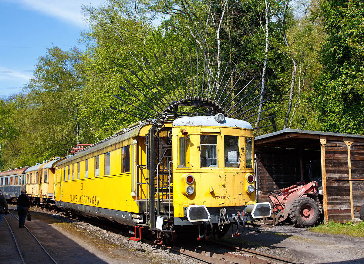 
Der „Tunneligel“  712 001-7, ex DB Karlsruhe 6210, am 30.04.2017 im Eisenbahnmuseum Bochum-Dahlhausen.

Unter der Bezeichnung 712 001-7 setzte die Deutsche Bundesbahn von 1965 bis 1993 diesen Tunnelmesswagen ein, welcher wegen seines charakteristischen Erscheinungsbildes auch „Tunneligel“ genannt wird. Er verfügte neben mechanischen Meßeinrichtungen zur Vermessung des Tunnel-Profils, auch über einen Meßstromabnehmer, mit dem die Höhe der Oberleitung gemessen werden konnte. 

Recht selten wurden früher Bahndienstfahrzeuge als Neufahrzeuge ab Hersteller in Dienst gestellt. Meist wurden für derartige Zwecke Fahrzeuge verwendet, die im normalen Betrieb nicht mehr benötigt wurden. So entstand der hier gezeigte Tunnelmesswagen 712 001 im Jahr 1965 aus dem Eilzugtriebwagen VT 137 158 (ab 1957 – VT 38 002), welcher im Oktober 1960 ausgemustert worden war. Nach dem Umbau zum Messtriebwagen wurde er im September 1965, in roter Farbgebung, mit der Bezeichnung Karlsruhe 6210, wieder in Dienst gestellt. Seit 01.01.1968 trägt er dann, als Bahndienstfahrzeug, die EDV-gerechte Fahrzeugnummer 712 001-7. In den 1980er Jahren wurde er in das einheitliche gelb der Bahndienstfahrzeuge umlackiert.

Beim Umbau wurde ein Fahrzeugende völlig verändert. Der Fahrzeugstand 2 wurde vom Aufbau abgetrennt und auf das um 1.170 mm verlängerte Untergestell wieder aufgesetzt. In den entstandenen Zwischenraum wurden dann die Meßfühler und die weiteren Meßeinrichtungen  eingebaut. Das Fahrzeuginnere wurde völlig neu gestaltet. Die alten Fahrgasträume verschwanden, es wurden eine Werkstatt, Küche, Übernachtungsräume und der Meßraum eingebaut. So konnte die Mannschaft während längere Messeinsätze, die in ganz Deutschland stattfanden, im Tunnelmesswagen an Bord bleiben. Die Tür und Fenstereinteilung blieb beim Umbau unverändert.

Tunnelprofile müssen in regelmäßigen Abständen überprüft werden. So wird überwacht, ob das Lichtraumprofil z.B. durch Bergsenkungen beeinträchtigt ist und dadurch Gefahren im Zugverkehr entstehen können. Dazu befährt der Tunnelmeßtriebwagen den zu messenden Tunnel mit ausgeklappten Messfühlern (wie hier zu sehen). Stoßen diese an die Tunnelwandung, so geben diese nach und neigen sich. Diese Änderung der Lage wird über Seilzüge in den Messraum übertragen und aufgezeichnet. Im Vergleich zu früheren Messungen kann nun festgestellt werden, ob sich das Tunnelprofil im Laufe der Zeit verändert hat. Dieser 712 001 wurde im Jahr 1994 durch den Profil-Messtriebwagen 712 002 (PROM), Baujahr 1993 von der Deutschen Plasser,  abgelöst.
Der Messwagen ist jedoch noch voll funktionstüchtig.

Das Maschinendrehgestell trägt auf einer Rahmenkonstruktion den Dieselmotor und den BBC-Generator für die elektrische Kraftübertragung. Zwei Gleichstrom-Fahrmotoren trieben die zwei Treibachsen an. Eine Langsamfahrschaltung ermöglicht konstante Geschwindigkeiten zwischen 2 und 6 km/h.

TECHNISCHE DATEN:
Gebaute Anzahl: 1
Baujahr: 1935 als VT 137 / 1965 Umbau zum Tunnelmesswagen
Hersteller (mechan. Teil) : MAN, Nürnberg
Hersteller (elektrischer Teil) : BBC, Mannheim
Spurweite: 1.435 mm (Normalspur)
Achsfolge: 2' Bo' 
Länge über Puffer:  21.880 mm
Dienstgewicht:  49,1 t
Höchstgeschwindigkeit:  100 km/h 
Antrieb: Diesel-elektrischer Antrieb 
Motor: Zwölfzylinder-Viertakt-Dieselmotor mit angebautem BBC-Generator
Installierte Leistung:  441 kW (600 PS)
Fahrmotoren: 2 Stück Gleichstrommotor mit je 180 kW Leistung
Treibraddurchmesser: 1.000 mm
Laufraddurchmesser: 900 mm


Noch ein paar Worte zu den DB VT 38 000–003, ex DR VT 137 156–159, da nur dieser in abgeänderter Form erhalten geblieben ist:
Die Triebwagen-Baureihe DR 137 156 bis 159 waren dieselelektrische Triebwagen nach dem Muster der DR 137 094 bis 223, die mit einem aufgeladenen Zweiwellen- Dieselmotor von MAN ausgerüstet waren. Durch die erhöhte Motorleistung konnten sie auf steigungsreichen Strecken eingesetzt werden. Die Fahrzeuge gelangten nach 1945 in den Bestand der Deutschen Bundesbahn und wurden als Baureihe VT 38.0 bezeichnet. Ihr Einsatz dauerte bis 1965..

Geschichte
Da die Maybach-Motorenbau GmbH ihre Motorenpalette durch Motoraufladung in der Leistung steigern konnte, entschloss sich auch MAN für seine Zweiwellenmotoren zu dieser Maßnahme. Die Deutsche Reichsbahn bestellte vier Fahrzeuge mit dieser Motorkonfiguration, um Vergleiche bezüglich der Leistungsfähigkeit und der Fahrdynamik zu erhalten. Besonderes Augenmerk wurde dabei auf den Steuerwagenbetrieb und beim Einsatz in schwierigen topografischen Verhältnissen gelegt. Die Fahrzeuge entsprachen dem Einheitsgrundriss und wiesen bedingt durch die geänderte Antriebsanlage einige Änderungen in der Maschinenanlage auf. Äußerlich waren sie als geänderte Einheitstriebwagen zu erkennen.

Die Fahrzeuge wurden überwiegend auf der Schwarzwaldbahn eingesetzt. Dabei haben die Triebwagen in den drei Jahren bis Kriegsbeginn Laufleistungen zwischen 140.000 und 200.000 Kilometer zurückgelegt. Alle Fahrzeuge überstanden den Zweiten Weltkrieg und verblieben nach Kriegsende in den Westzonen. Sie erhielten 1947 die neue Bezeichnung VT 38 000–003.

Nach Kriegsende waren die Triebwagen lange abgestellt und wurde 1949 nach gründlicher Aufarbeitung im Ausbesserungswerk Friedrichshafen wieder in Betrieb genommen. 1954 wurde für die drei noch verfügbaren Triebwagen der Motortausch mit dem Maybach GTO 6 verfügt. Vollzogen wurde er lediglich bei VT 38 002 und VT 38 003. Bei den Triebwagen mit getauschtem Motor blieb die Baureihenbezeichnung unverändert. Die VT 38 000 und VT 38 001 erhielten keinen neuen Motor, ersterer schied bereits 1952 aus, der VT 38 001 1955. Die verbliebenen Wagen taten Dienst bis 1960 und 1962. Während VT 38 003 nach der Ausmusterung zerlegt wurde, wurde VT 38 002 als Tunnelmesswagen 6210 Kar und ab 1968 712 001-7 weitergenutzt. In dieser Form diente er bis 1993 und wurde danach in den Bestand des Eisenbahnmuseums Bochum-Dahlhausen übernommen.
