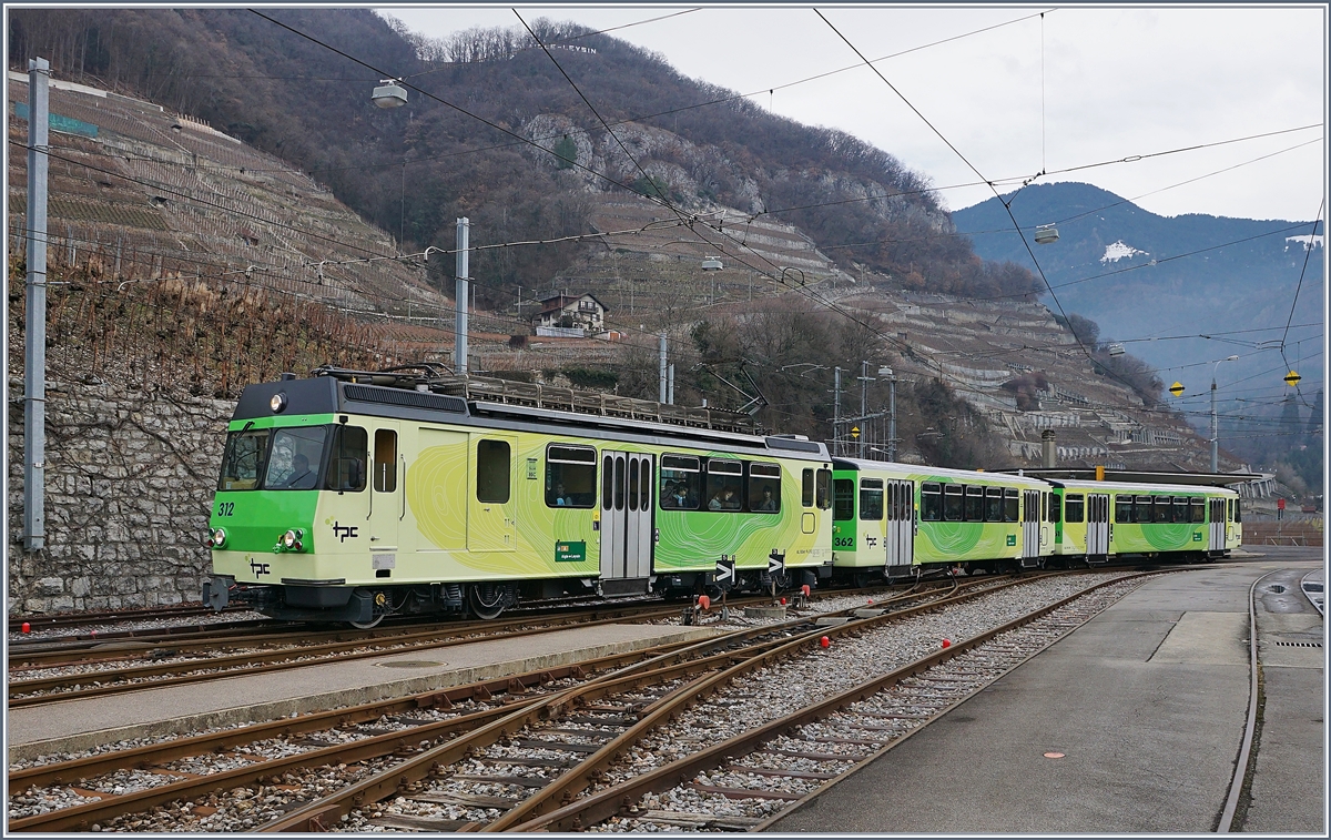 Der A-L BDeh 4/4 312 erreicht mit seinen zwei Bt 362 und 361 von Aigle (Bahnhof) kommend die Spitzkehre (und Haltestelle) Aigle Dépôt AL.
7. Jan. 2018