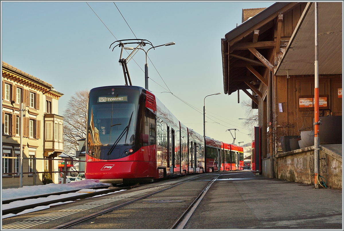 Der AB  Tango  Be 4/6 4007 und ABe 4/6 4107 hat Trogen erreicht und wartet nun auf die Rückfahrt nach Appenzell. Das Bahnhofsgebäude rechts im Bild scheint bald eine Neubau weichen zu müssen und dass im Vordergrund zu sehende Gleis ist nicht mehr mit übrigen Netz verbunden. 

24. März 2021