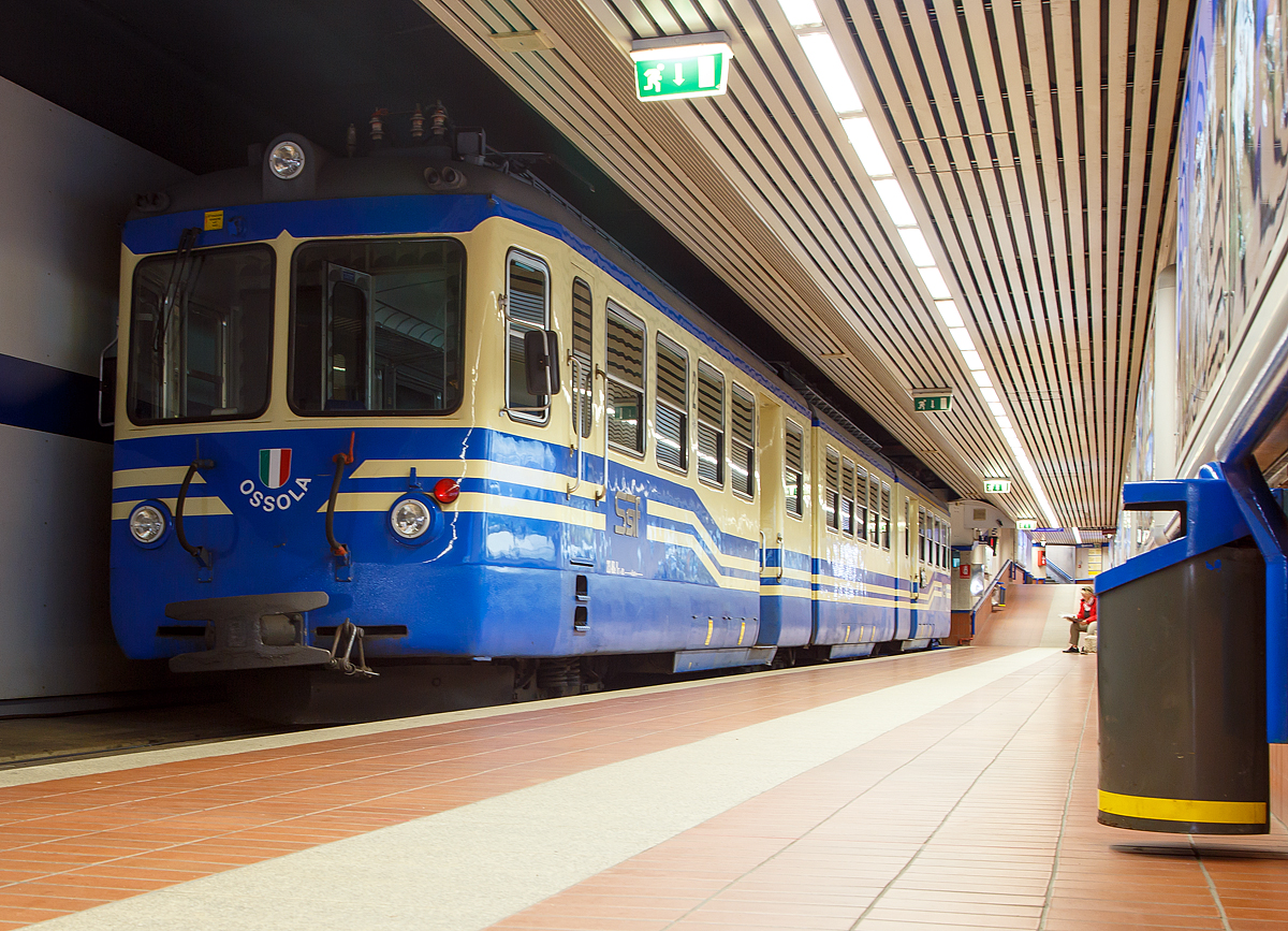 Der ABe 8/8 23  OSSOLA  der SSIF (Società subalpina di imprese ferroviarie), steht am 15.09.2017, als Regionalzug nach Re, im Bahnhof Domodossola (Stazione SSIF di Domodossola) zur Abfahrt bereit.

1959 erhielt die Società delle Ferrovie Regionali Ticinesi (FRT, früherer Name der FART) zusammen mit der Società subalpina di imprese ferroviarie (SSIF) vier elektrische Gelenktriebwagen vom Typ ABe 8/8. Anfänglich gehörten die Triebwagen 21 und 22 der FART, ex FRT und die Triebwagen 23 und 24 der SSIF. 1982 verkaufte die FART ihre beiden Triebwagen an die SSIF. Obwohl die SSIF ein rein italienisches Unternehmen ist, verwendet sie auch die schweizerischen Typenbezeichnungen.

Die vier Triebwagen wurden für die internationalen Schnellzüge zwischen Locarno und Domodossola angeschafft. Sie lösten die ABDe 4/4 ab. Die neuen Triebwagen erlaubten 1959 die Verkürzung der Reisezeit zwischen Domodossola und Locarno auf eine Stunde und 40 Minuten, was einer Fahrzeitverkürzung von 20 Minuten entsprach. In der Führung der Schnellzüge wurden sie 1992 größtenteils durch die ABe 4/6 abgelöst.

Die Gelenktriebwagen wurden von Schindler Waggon in Pratteln hergestellt, die elektrische Ausrüstung lieferte die BBC-Tochter Tecnomasio Italiano Brown Boveri (TIBB). Der Wagenkasten ist dreigeteilt und stützt sich jeweils unter dem Kastengelenk auf ein Jakobsdrehgestell ab.

Der ABe 8/8 24 wurde 2007 zum Panoramatriebzug umgebaut (mit neuem Kastenaufbau). Er dient als Reserve für die neuen SSIF Panoramatriebzüge.

TECHNISCHE DATEN:
Hersteller: SWP TIBB
Baujahr: 1959
Spurweite: 1.000 mm
Achsformel: Bo'Bo'Bo'Bo'
Länge über Puffer: 34.000 mm
Drehzapfenabstand: 9.000 mm
Achsabstand im Drehgestell: 2.300 mm
Dienstgewicht: 59 t
Höchstgeschwindigkeit: 60 km/h
Stundenleistung: 720 kW (976 PS)
Stromsystem: 1200 V DC (Gleichstrom)
Zugbremse: Druckluft
Kupplungstyp: Zp2 = Mittelpuffer mit 2 Schraubenkupplungen
Sitzplätze: 113