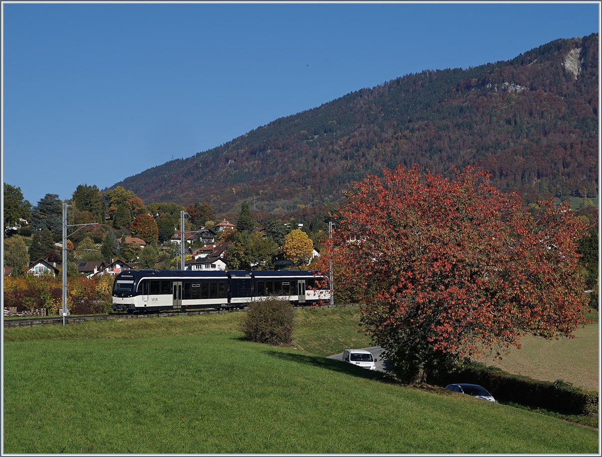 Der ABeh 2/5 7505, welcher aus mir unbekannten Gründen keinen gelben 1. Klasse Streifen aufweist im frühherbstlicher Ambiente kurz vor Château d'Hauteville.
 18. Okt. 2017 