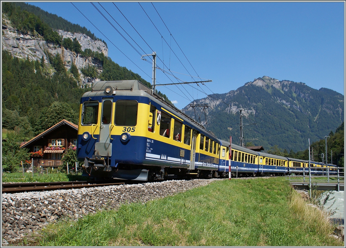 Der ABeh 4/4 305 h�lt mit seinem Zug an der kleinen Haltestelle Sandweid .
6. August 2015