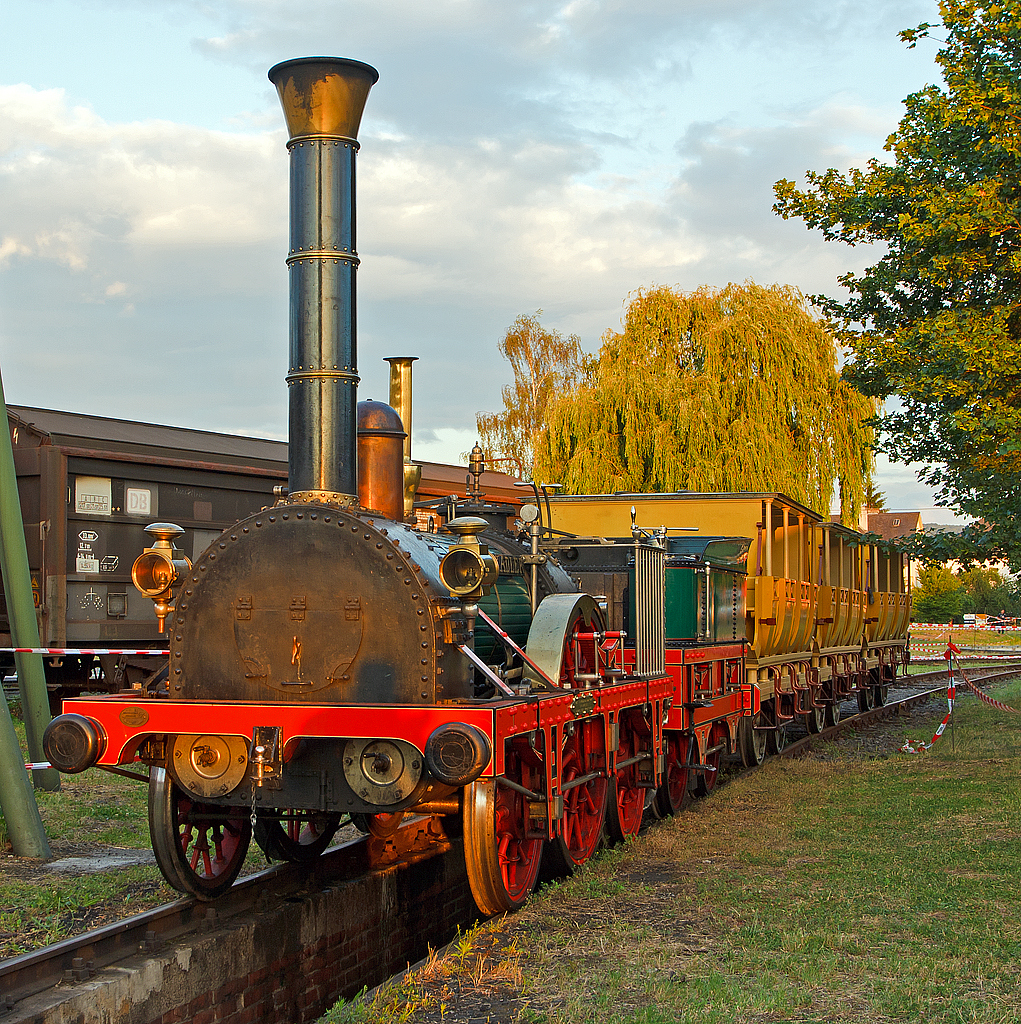 Der Adler, die erste Dampflok in Deutschland, am 14.06.2014 abgestellt im DB Museum Koblenz-Lützel. 

Die Dampflokomotive  Adler  war die erste in Deutschland eingesetzte Lokomotive. Sie war ein Import aus England und fuhr mehr als 20 Jahre zwischen Nürnberg und Fürth. Im DB Museum steht ein Nachbau der Loklegende.

Im Vergleich zu unseren Hochgeschwindigkeitszügen wie dem ICE sieht der „Adler“ wie aus dem Märchenbuch aus. Wuchtige Stahlräder sind an einen fassähnlichen Bauch montiert und vorne ragt der hohe Schornstein wie eine Trompete in die Luft. Das Ganze bunt, grün, rot, die Wagen gelb. Doch diese Dampflok ist im Jahr 1835 das Neueste auf dem Markt und hypermodern. Fast acht Wochen dauerte die Anlieferung aus der englischen Lokomotivfabrik Robert Stephenson & Co. in Newcastle upon Tyne. Zerlegt in seine Einzelteile kommt der „Adler“ per Schiff und Maultier in die Werkstätte von Wilhelm Späth, wird dort zusammengebaut und auf die neuen Gleise in Nürnberg in einen Bahnhof aus Holz gestellt. Die erste mit Dampf betriebene Zugmaschine in Deutschland nimmt ihren regelmäßigen Betrieb für die Ludwigs-Eisenbahn-Gesellschaft auf.

7. Dezember 1835: Die erste offizielle Eisenbahnfahrt des Adlers findet statt. Die historische Bedeutung ist allen bewusst, als der Ludwigszug den Nürnberger Bahnhof verlässt. Zweihundert Ehrengäste treten neun Minuten später, sechs Kilometer entfernt, in Fürth auf den Bahnsteig. Euphorisch und berauscht von der Geschwindigkeit und der modernen Zeit. Ein Detail am Rande: Der Lokomotivführer, der diese erste Fahrt bestritt, war der Engländer William Wilson. Er wurde als Spezialist extra eingestellt und verdiente mehr als der Direktor der Ludwigs-Eisenbahn-Gesellschaft.  

Leider ist der  Adler  im Original verschollen. Er wurde nach mehr als 20 Dienstjahren 1857 verkauft. Danach verliert sich seine Spur.

Es existieren jedoch zwei Nachbauten in Originalgröße. Beide befinden sich im Eigentum des DB Museums. Der Nachbau von 1935 ist fahrfähig und kann für Charterfahrten gebucht werden. Der im Museum ausgestellte zweite Nachbau wurde 1952 von Lehrlingen der Deutschen Bundesbahn gebaut und diente als Ausstellungsstück auf Messen.

Der fahrfähige Nachbau von 1935 wurde bei einem Depotbrand 2005 stark beschädigt und in den Jahren 2006 und 2007 vom Dampflokwerk Meiningen restauriert. Dabei wurden neueste Erkenntnisse der Adler-Forschung umgesetzt. So wurde der Schornstein nach der Originalumrisszeichnung konisch und nicht wie 1935 geschehen, konkav ausgeführt. 

Quelle: DB Museum


TECHNISCHE DATEN:
Baujahr: 1835 (Nachbauten 1935 / 1952)
Hersteller:  Robert Stephenson & Co. (Ausbildungswerkstätten der Deutschen Bundesbahn)
Spurweite: 1.435 mm
Achsfolge: 1A1 (Whyte-Notation: 2-2-2)
Reisegeschwindigkeit: 35 km/h
Höchstgeschwindigkeit: ca. 65 km/h
Leistung: 41 PS
Länge:  6.700  mm
Dienstgewicht: 14 t
Triebwerksbezeichnung: 1A1n2
Treibraddurchmesser:  1.372 mm
Laufraddurchmesser vorn/hinten:  915 mm
Zylinderanzahl:  2
Zylinderdurchmesser:  229 mm
Kolbenhub:  406 mm
Kesselüberdruck:  3,3 bar (Nachbau von 1935: 6 bar)
