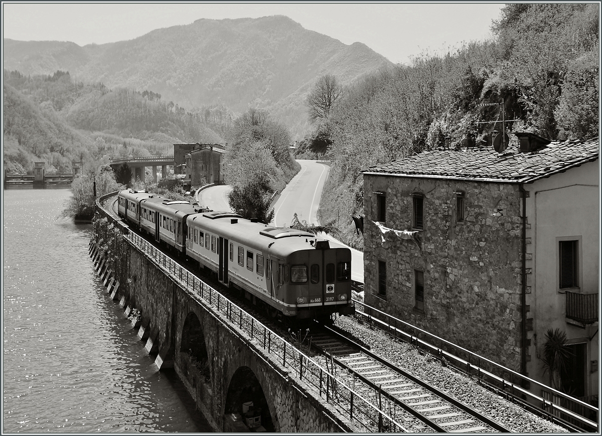 Der ALe 688 3197 hat mit zwei Ale 663 den Halt Borgo a Mozzano verlassen. 
20. April 2015 