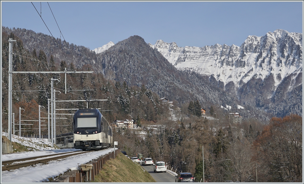 Der Alpina MOB ABe 4/4 9302 und ein weiterer an der Spitze des Zugs sind in Sendy-Sollard auf dem Weg nach Zweisimmen. 

9. Jan. 2021