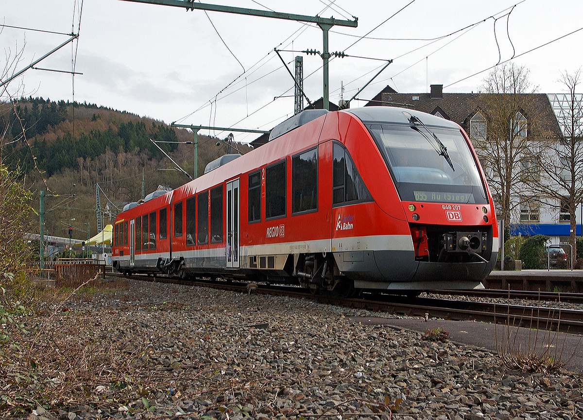 Der Alstom Coradia LINT 41 - 648 207/707 der DreiLänderBahn als RB 95  Sieg-Dill-Bahn  (Dillenburg-Siegen-Au/Sieg) fährt am 22.03.2014 auf Gleis 106 in den Bahnhof Betzdorf/Sieg ein. Dieses Bild ist nicht mehr all zulange so nicht mehr möglich, denn dann würde ich hier im reaktiviertem Gleis 107 stehen und der LINT würde eine Weiche passieren. 

Der Dieseltriebwagen hat die komplette NVR-Nummern  95 80 0648 207-8 D-DB Bpd / 95 80 0648 707-7 D-DB ABpd und wurde 2004  bei Alstom (ehemals LHB) unter der Fabriknummer 1001222-007 gebaut.  Die EBE-Nummer ist  EBA 04 D 14 B 007.
Er wird von zwei Dieselmatoren mit jeweils 315 kW Leistung angetrieben.