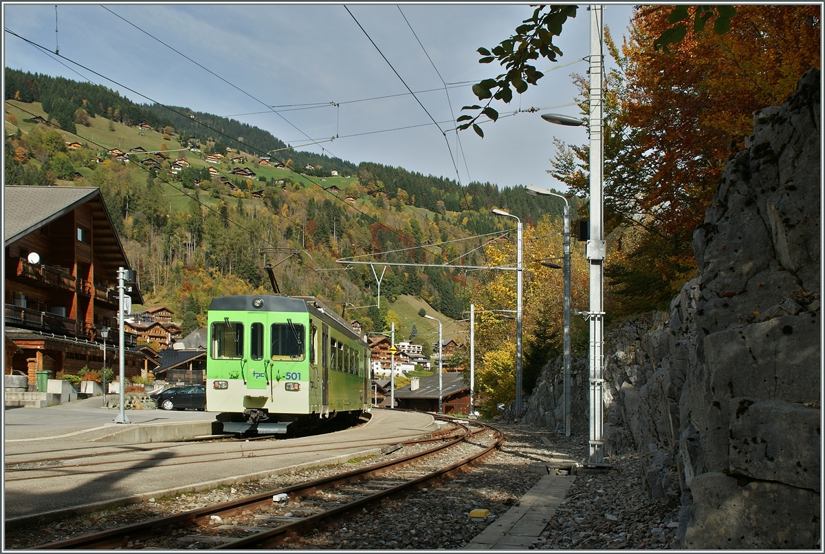 Der AOMC BDeh 4/4 501 in der Entstation Champéry.
25. Okt 2013